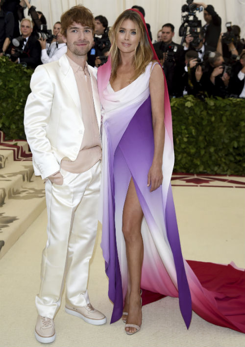 La modelo Doutzen Kroes junto al diseñador Sies Marjan. (AP)