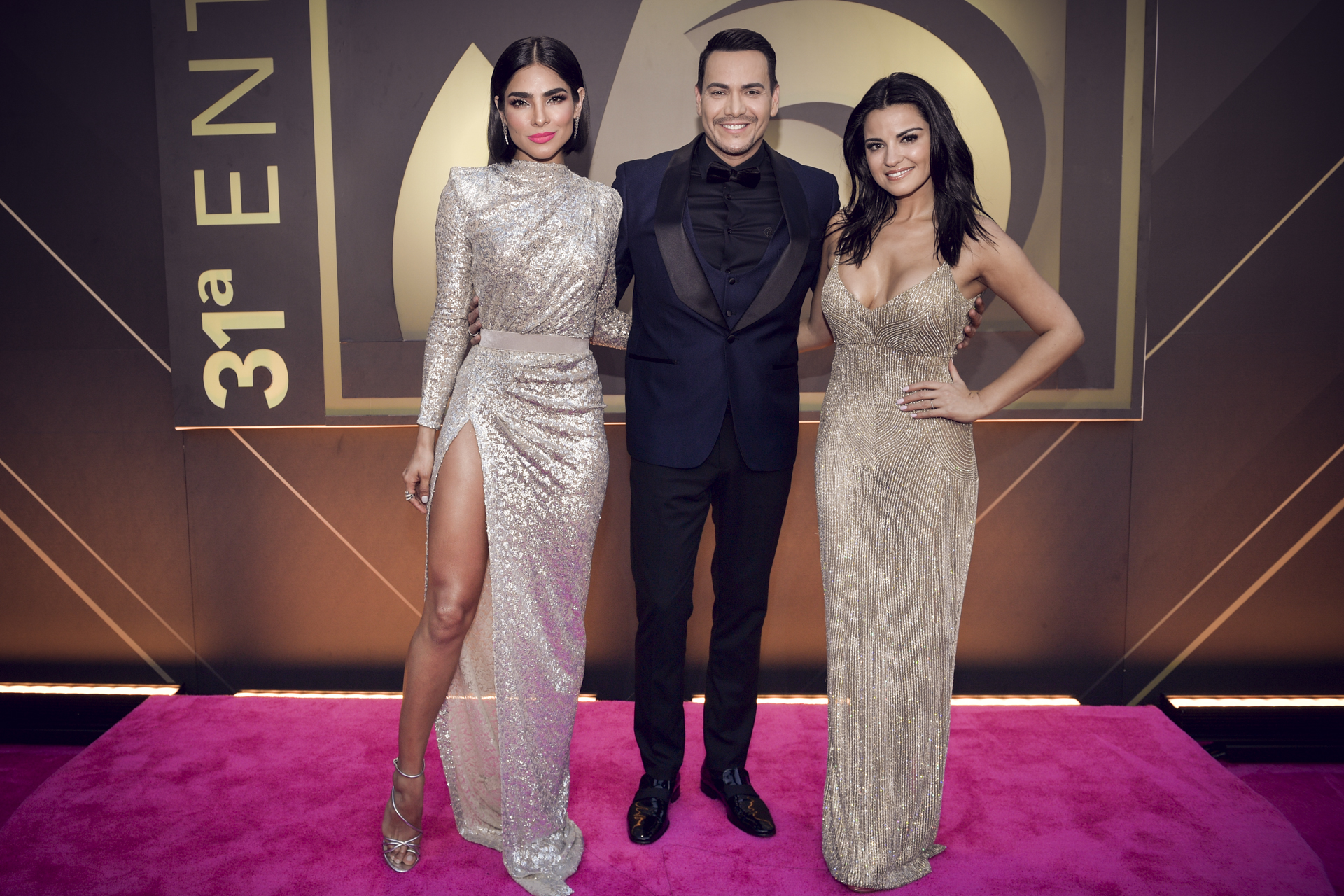 Los presentadores de la noche, la modelo y presentadora mexicana Alejandra Espinoza, el cantante puertorriqueño Víctor Manuelle y la actriz y cantante mexicana Maite Perroni. (Suministrada/ Univision)