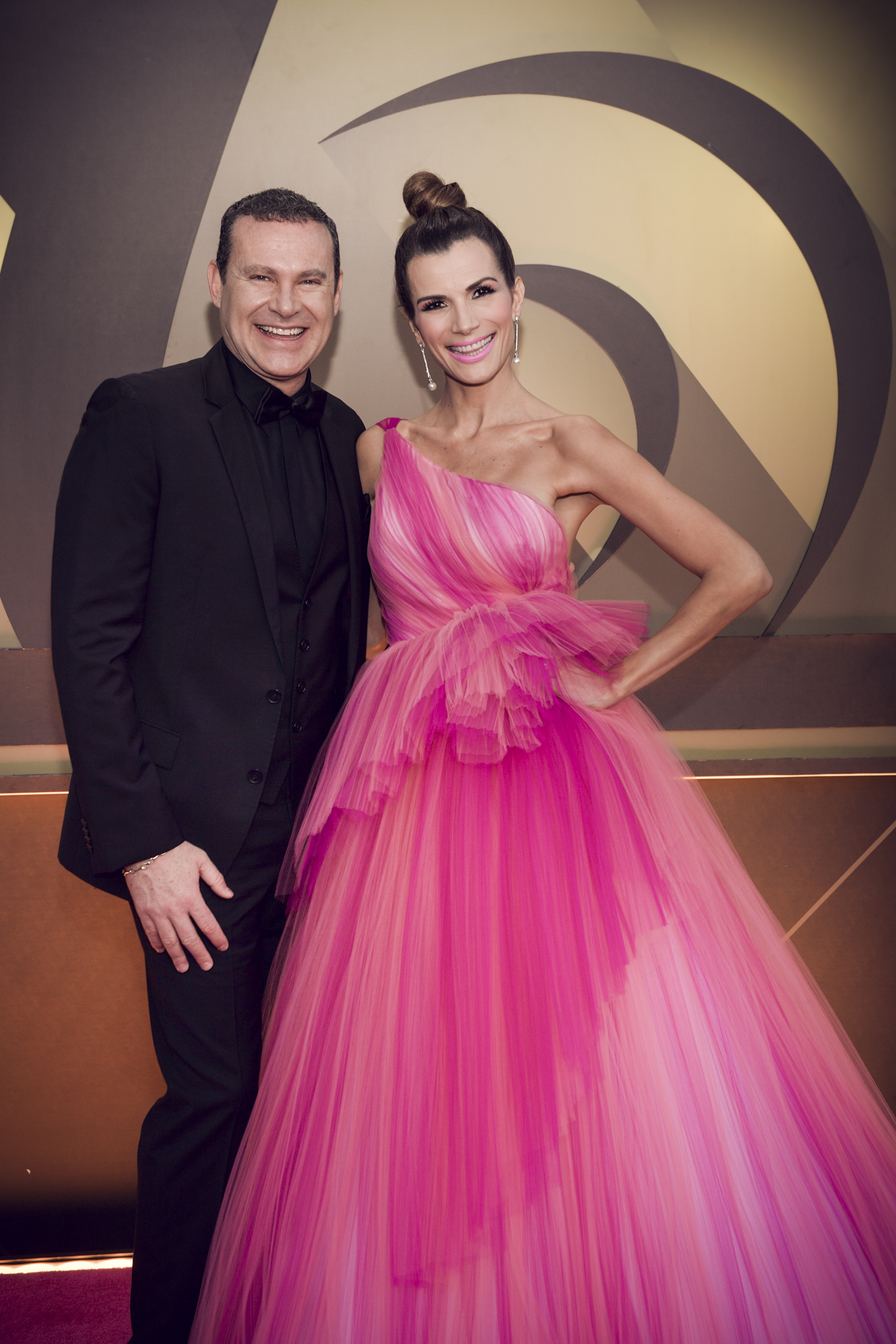 El presentador mexicano Alan Tacher y su esposa, la actriz Cristy Bernal. (Suministrada/ Univision)