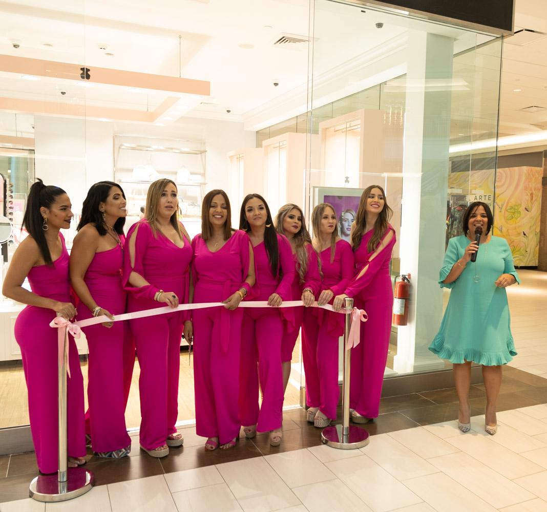 El equipo de ventas de la remodelada tienda Tous de Plaza del Caribe en Ponce junto a YarizaTorres, Gerente General de Grupo Reinhold, un conglomerado de 12 joyerías en Puerto Rico. Suministradas