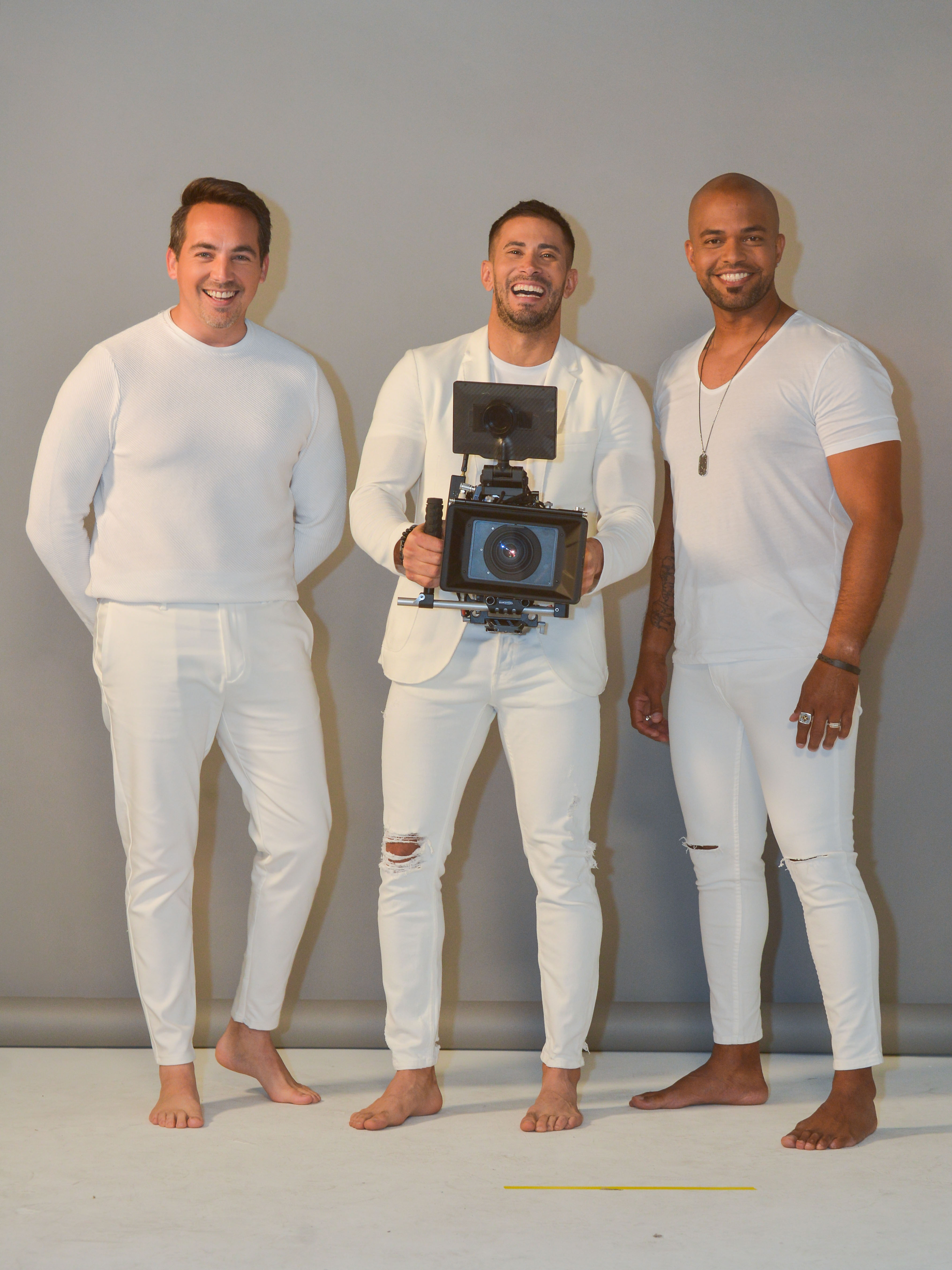 La iniciativa publicitaria la protagonizan el gimnasta Tommy Ramos, el animador José “El Negro” Figueroa y los periodistas Guillermo José Torres padre e hijo. (Enid M. Salgado Mercado)