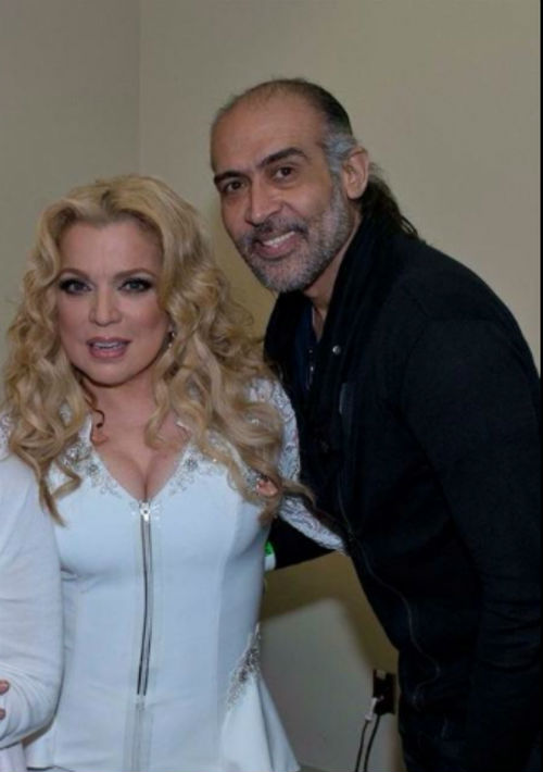 Junto a su “stylist” Ed Coriano. (Foto: Suministrada)