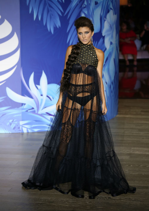 En el desfile de Edd Aponte imperó la sensualidad de las transparencias, los bordados y lo encajes. (Foto: Suministrada/Tamara Figueroa)