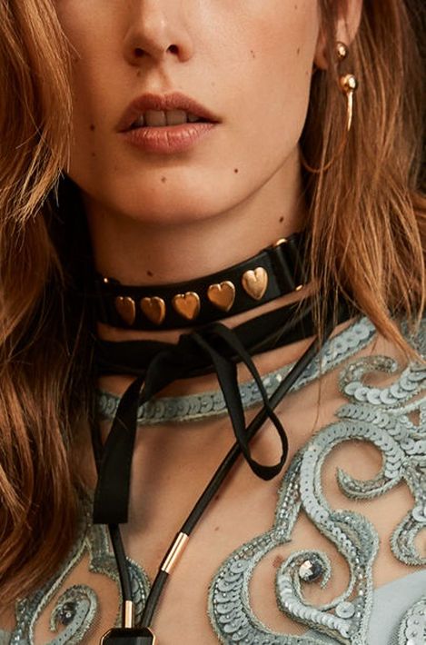 El “choker’ que estuvo un poco apagado en la temporada anterior, regresa con fuerza y bien adornado. Elie Saab (WGSN)
