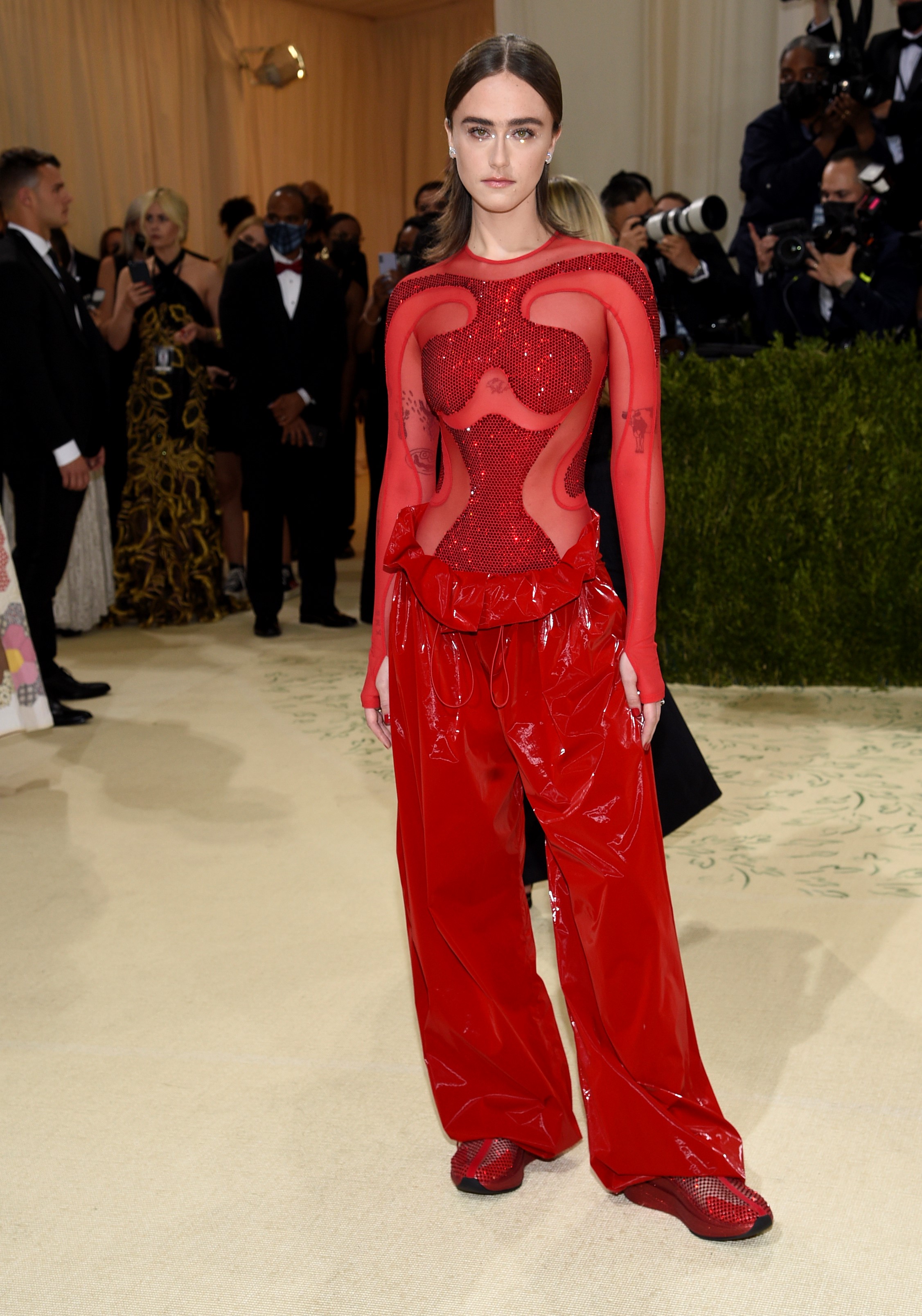 De rojo la modelo, artista, y diseñadora de moda estadounidense Ella Emhoff , con un conjunto de la diseñadora británica Stella Mccartney.