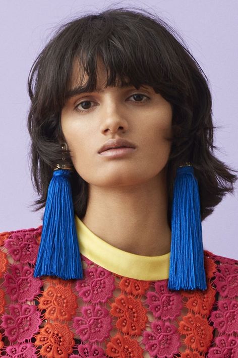 Las borlas o “tassels” se mantienen en boga dándole un aspecto alargado y colorido a las pantallas. Emilio Pucci (WGSN)