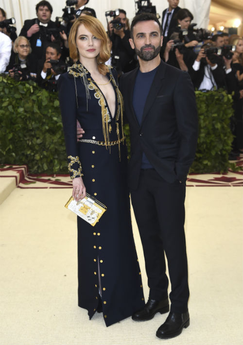 La actriz Emma Stone y Nicolas Ghesquiere. (AP)
