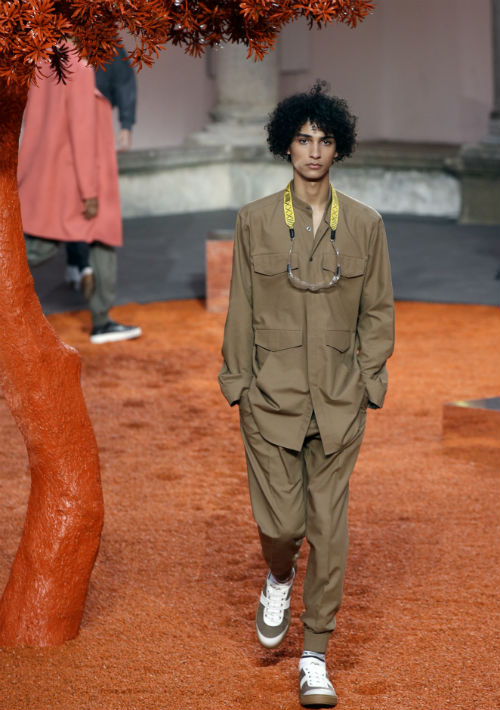 La firma textil Ermenegildo Zegna inauguró la Semana de la Moda masculina de Milán con una colección en tonos blancos, beige y tierras, muy elegante y masculina. (AP Photo/Luca Bruno)