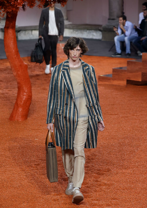 En la colección, primaron las rayas y los "total look" de un solo color para la próxima temporada primavera/verano. (AP Photo/Luca Bruno)