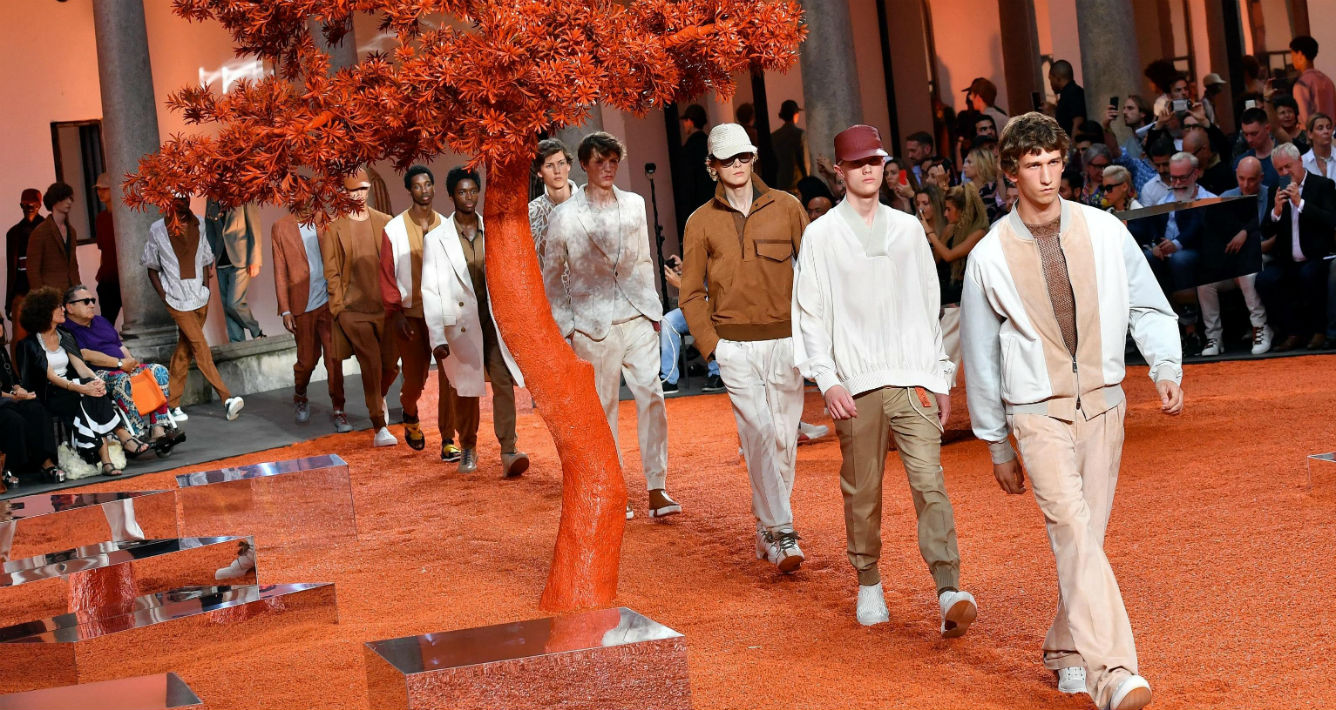 El desfile asombró a los asistentes con un guardarropa en el que no faltaron los pantalones de pinza en tonos blanco crudo, camel, marrón teja y marrón chocolate. (EFE/EPA/Daniel Dal Zennaro)