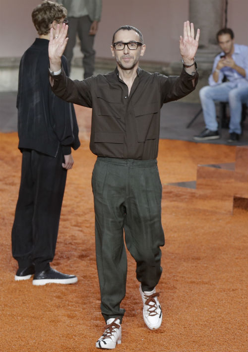 El director creativo de esta firma de lujo, Alessandro Sartori, presentó trajes de chaqueta entallada y pantalón ancho en colores tierra pero también dejó un cierto espacio a los tonos más rosados, próximos a los corales. (AP Photo/Luca Bruno)