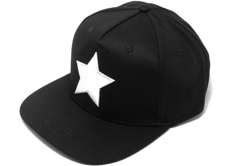 Gorra con estrella blanca de la nueva línea “Black Series” de El Galpón. (Foto: Suministrada)
