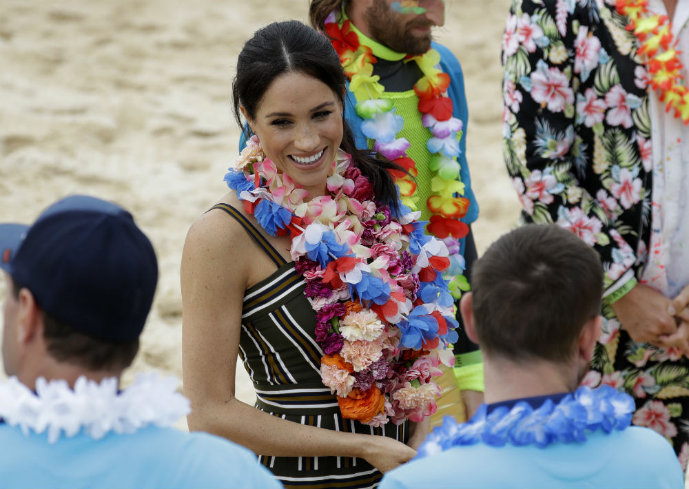 Meghan Markle lució un "maxi dress" de rayas de Martin Grant. (Paul Edwards/Pool via AP)