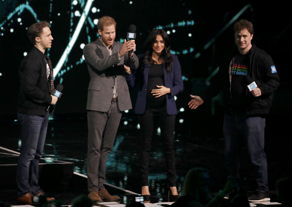Los duques de Sussex, el príncipe Harry y Meghan Markle causaron sensación durante un evento del Día WE, una iniciativa global que procura incentivar a los jóvenes para que promuevan cambios sociales. (AP)