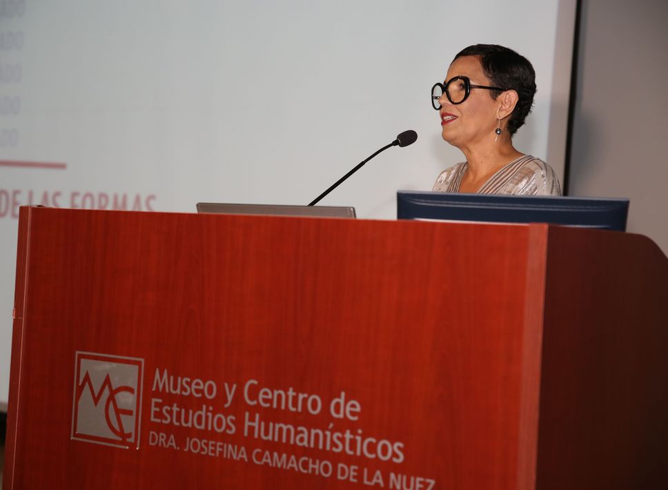 La arquitecta Aurorisa Mateo, decana de la Escuela Internacional de Diseño y Arquitectura de la UAGM y curadora de la muestra, se dirige a los presentes en torno a los cinco ámbitos que explora la exposición de Nono Maldonado. Fotos José R. Pérez Centeno.
