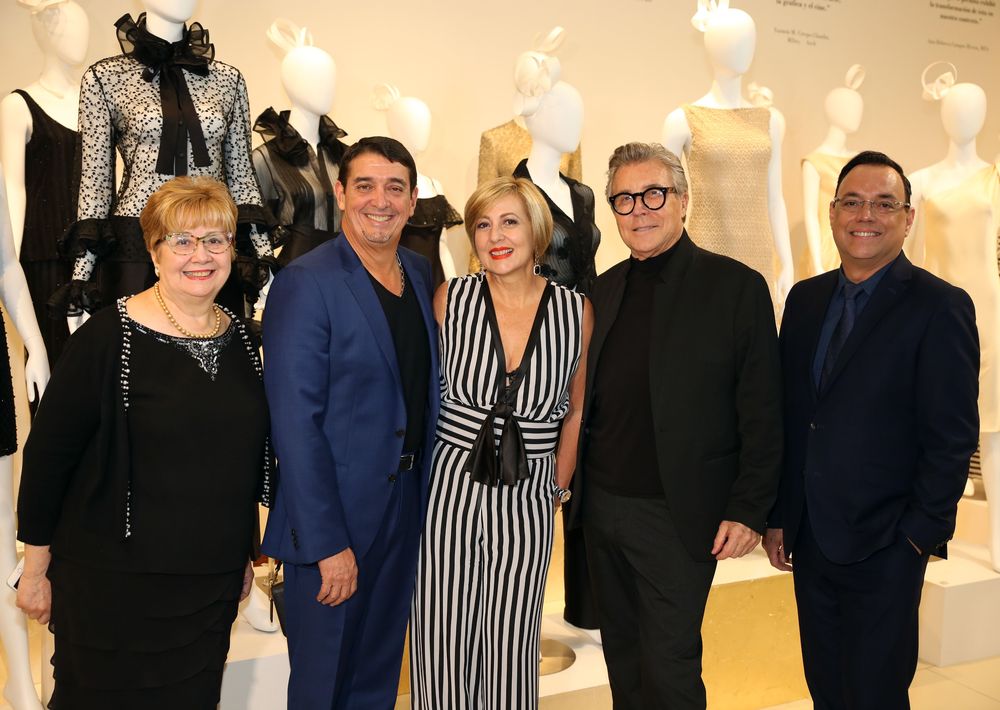Carmen Ruiz de Fischler, José Méndez, presidente de la Universidad Ana G. Méndez, Eileen Rodríguez, Nono Maldonado y David Méndez en la apertura de "El orden de las formas". Fotos Jose R. Pérez Centeno.