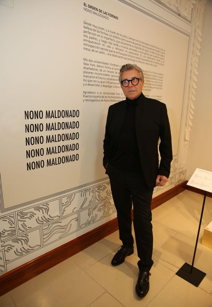 El diseñador Nono Maldonado, acompañó a sus invitados a ver la muestra titulada "El orden de las formas". Fotos José R. Pérez Centeno.