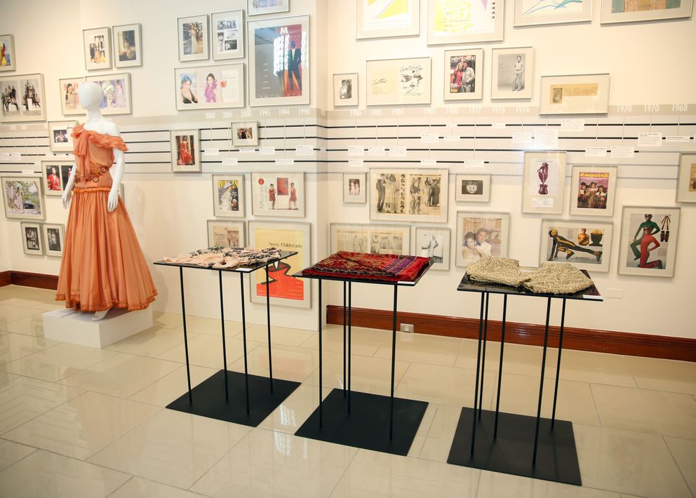Piezas en pedrería y hasta botones, completan la muestra que repasa los 50 años de Nono Maldonado en la moda y que incluye fotos personales del modisto, así como recortes de periódicos y revistas relevantes a su carrera en Nueva York y en Puerto Rico. Fotos Jose R. Pérez Centeno.