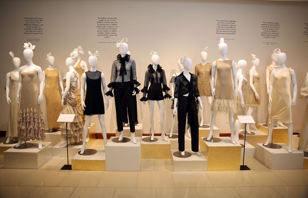 Una de las estampas de la exposición muestra modelos en tonos de ecru, perla, crema, dorado y negro, tonalidades de muchos de los atuendos clásicos diseñados por Nono Maldonado. Fotos Jose R. Pérez Centeno.