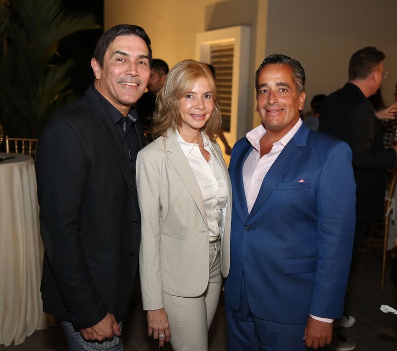 Melvin Hernández y Soliana Fusté junto a Juan Ernesto Ayala. Foto José R. Pérez Centeno.