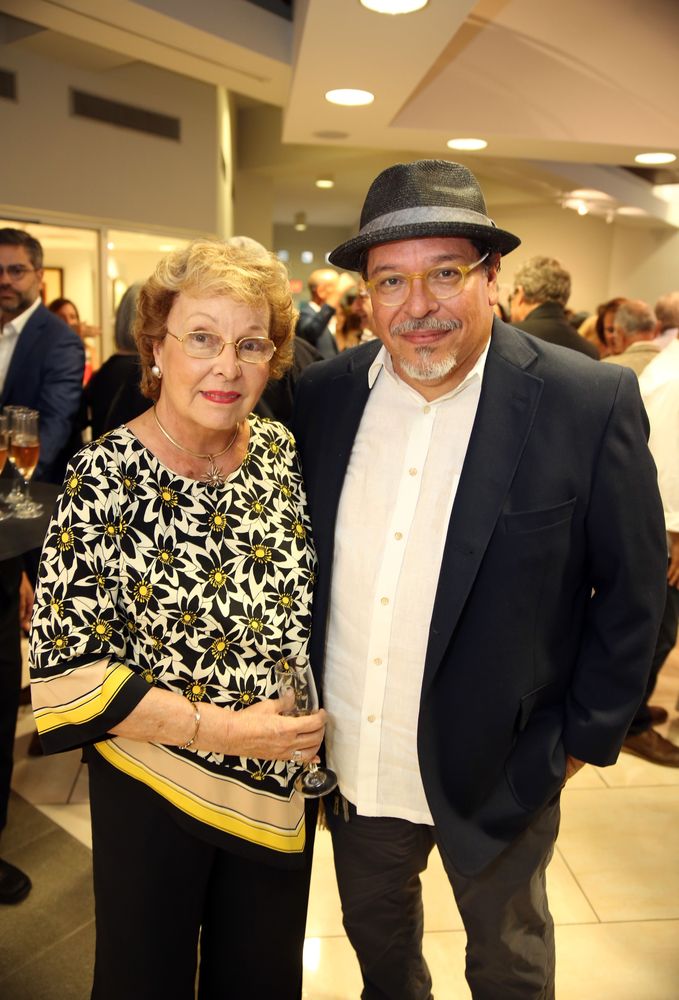 Maritza Rinaldi y su hijo, Carlos Dávila Rinaldi, quien durante décadas ha colaborado con su arte con Nono Maldonado, en especial en el diseño de los afiches de cada uno de sus desfiles. Fotos Jose R. Pérez Centeno.