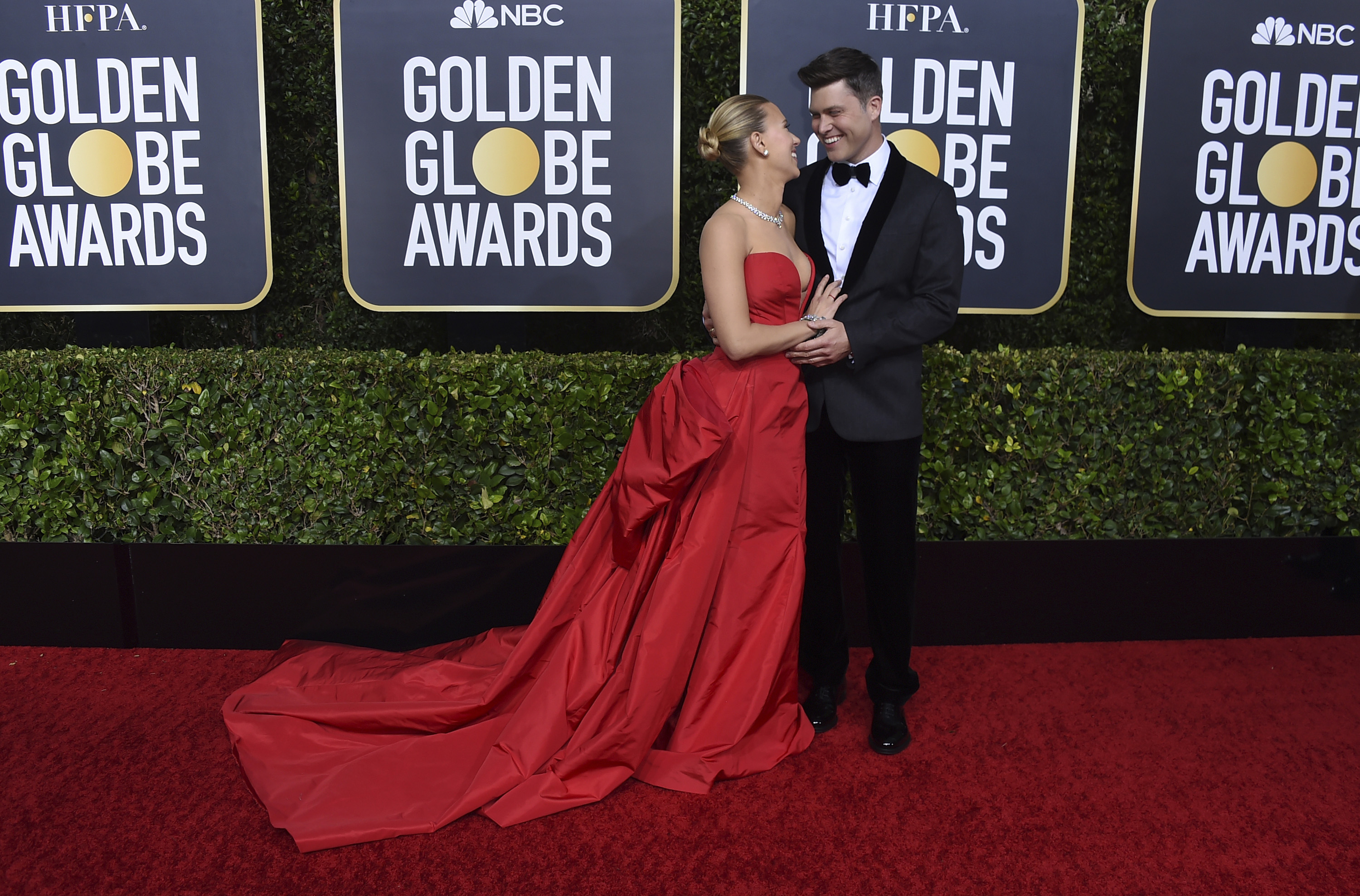 Scarlett Johansson y Colin Jost. (AP)