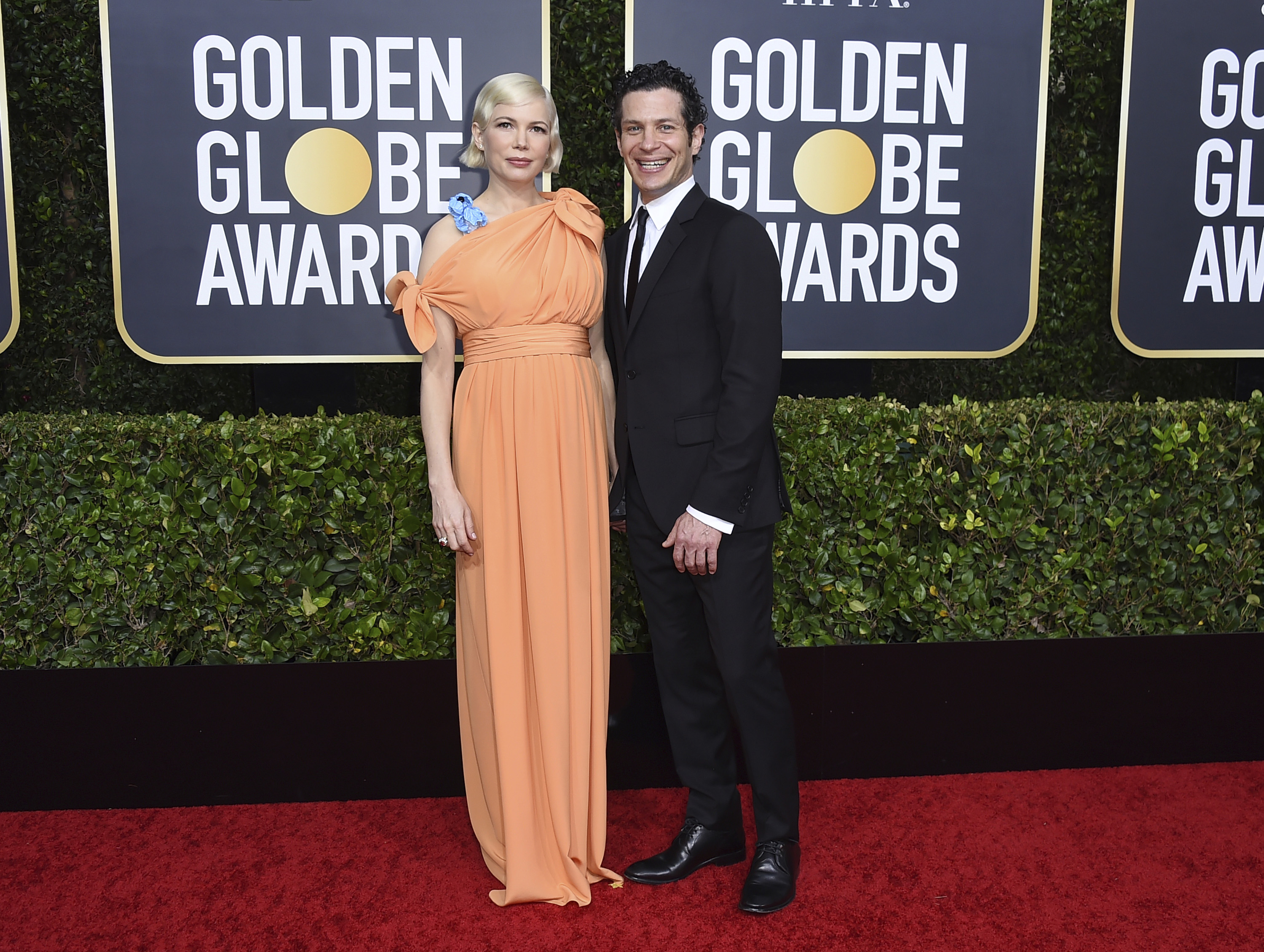 Una de las ganadoras de la noche Michelle Williams y el director de Broadway Thomas Kail, conocido en Puerto Rico por su trabajo junto a Lin-Manuel Miranda en "In the heights" y "Hamilton". (AP)