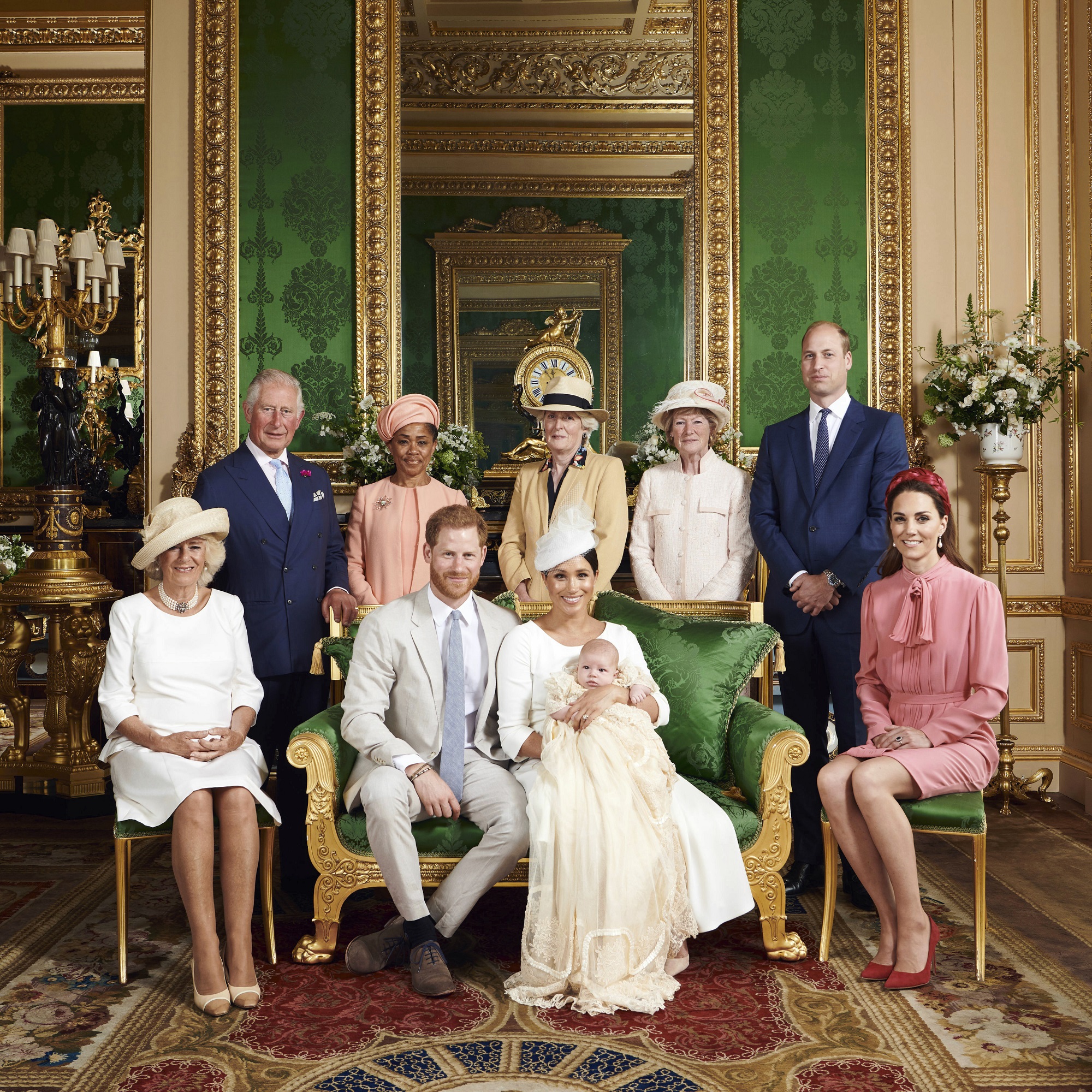 Hubo "preocupación y conversaciones sobre cuán oscura podría ser la piel (de Archie) cuando naciera", reveló Meghan sobre los comentarios raciales en el seno de la familia. Aunque no revelaron quién hizo los comentarios, la pareja negó que fuera la reina Elizabeth II o Philip, de Edimburgo. (Archivo)