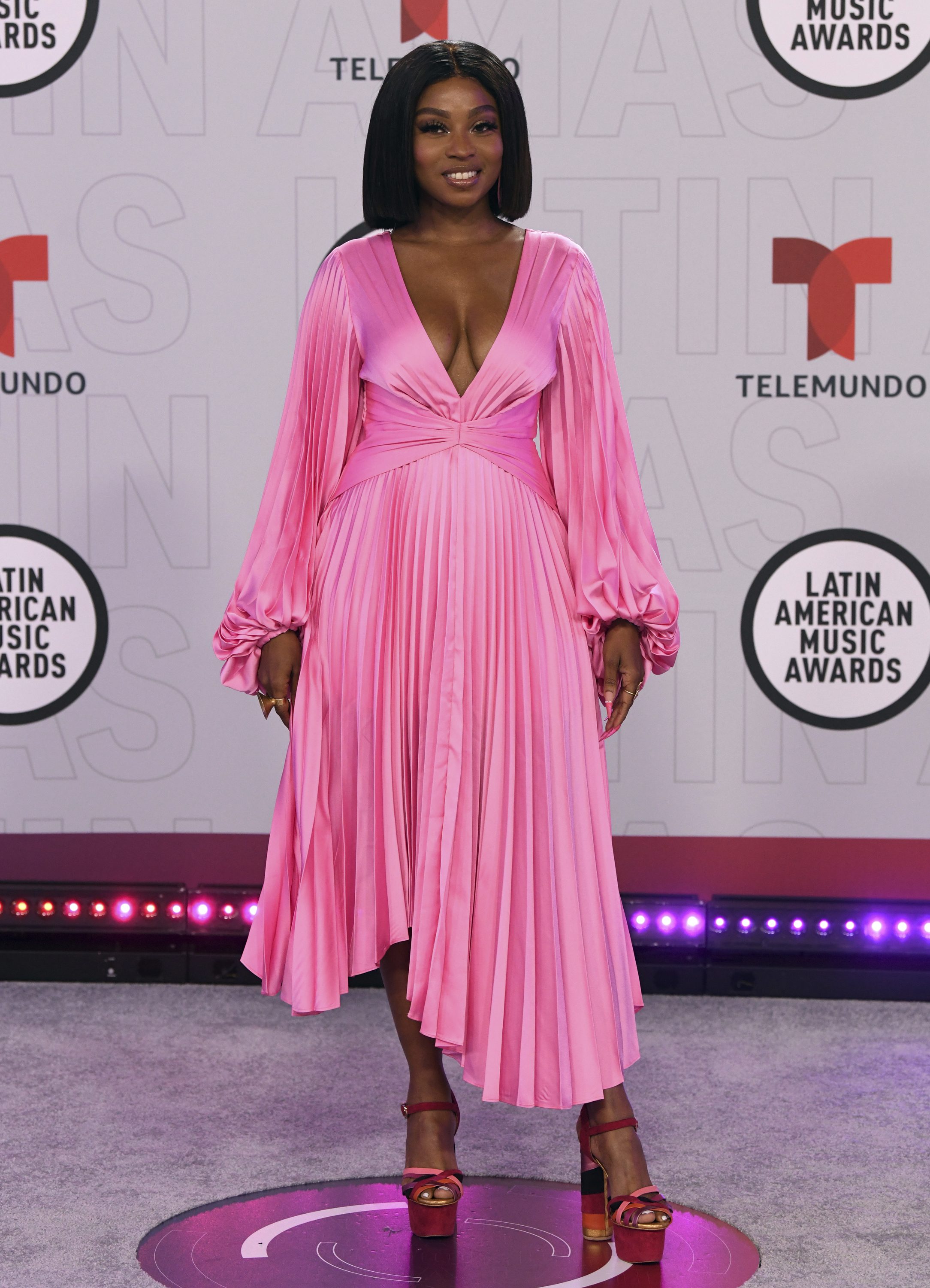 La cantante Goyo se inclinó por la comodidad y desfiló con un vestido plisado color rosa. (AP)