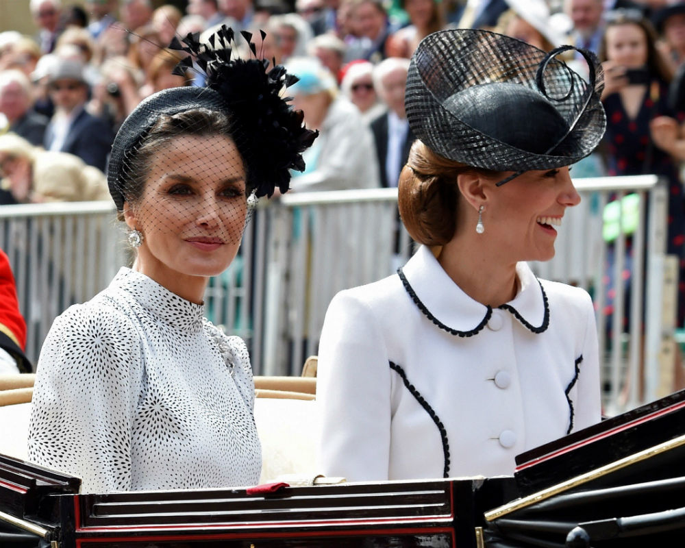 El desfile anual hasta la capilla de San Jorge contó con la participación de los reyes Felipe VI, de España, y Guillermo, de Holanda, nuevos miembros de la congregación. (EFE)