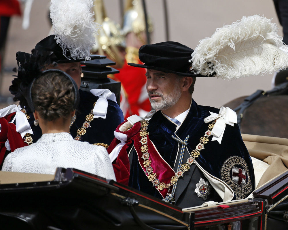 El protocolo establece que la reina Elizabeth II, como soberana de la orden, encabeza la comitiva de caballeros y damas, junto a su hijo, el príncipe Charles de Inglaterra. (EFE)
