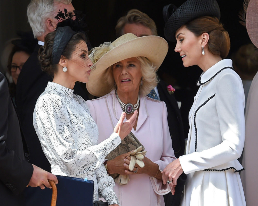 Las duquesas de Cambridge y Cornualles conversan con la reina Letizia. (EFE)