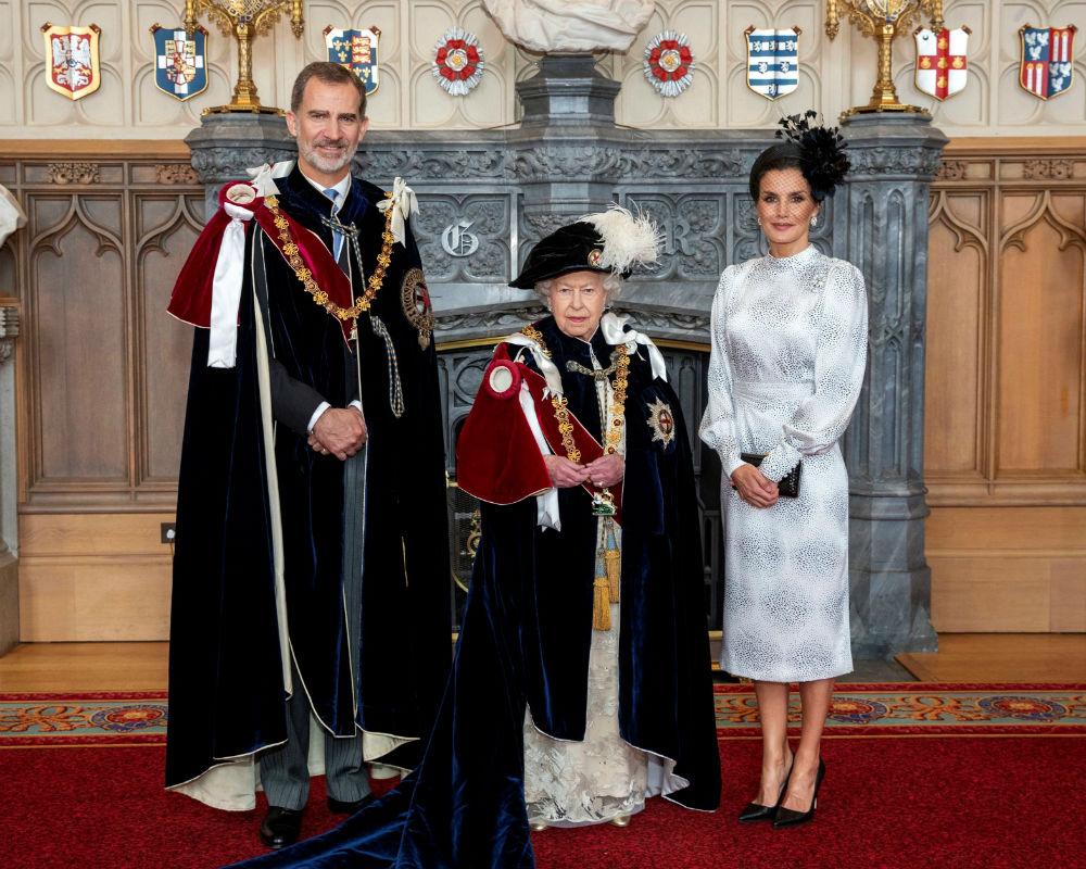Los reyes de España posan con la reina Elizabeth II en una foto oficial de la investidura. (EFE)