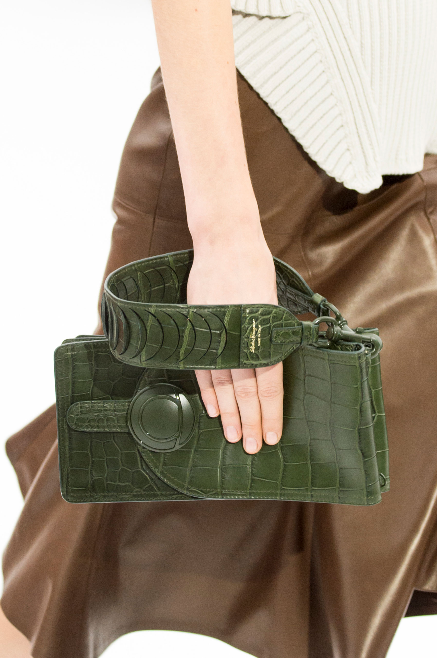 Salvatore Ferragamo presentó esta temporada un estilo clásico en tono verde. (The Fashion Group Foundation)