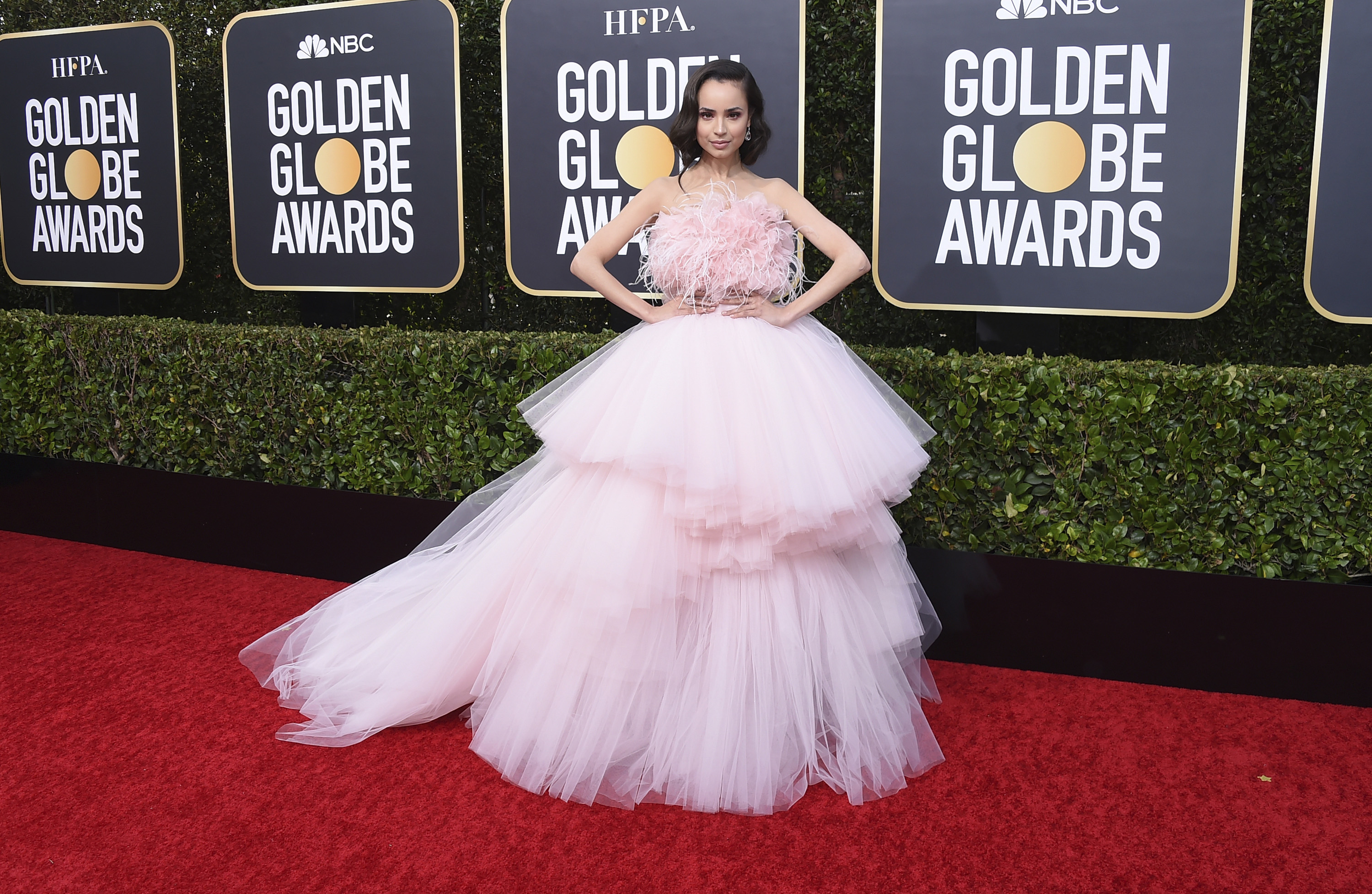Sofia Carson con un modelo en capas voluminosas de tul rosa pálido, de Giambattista Valli Couture. (AP)