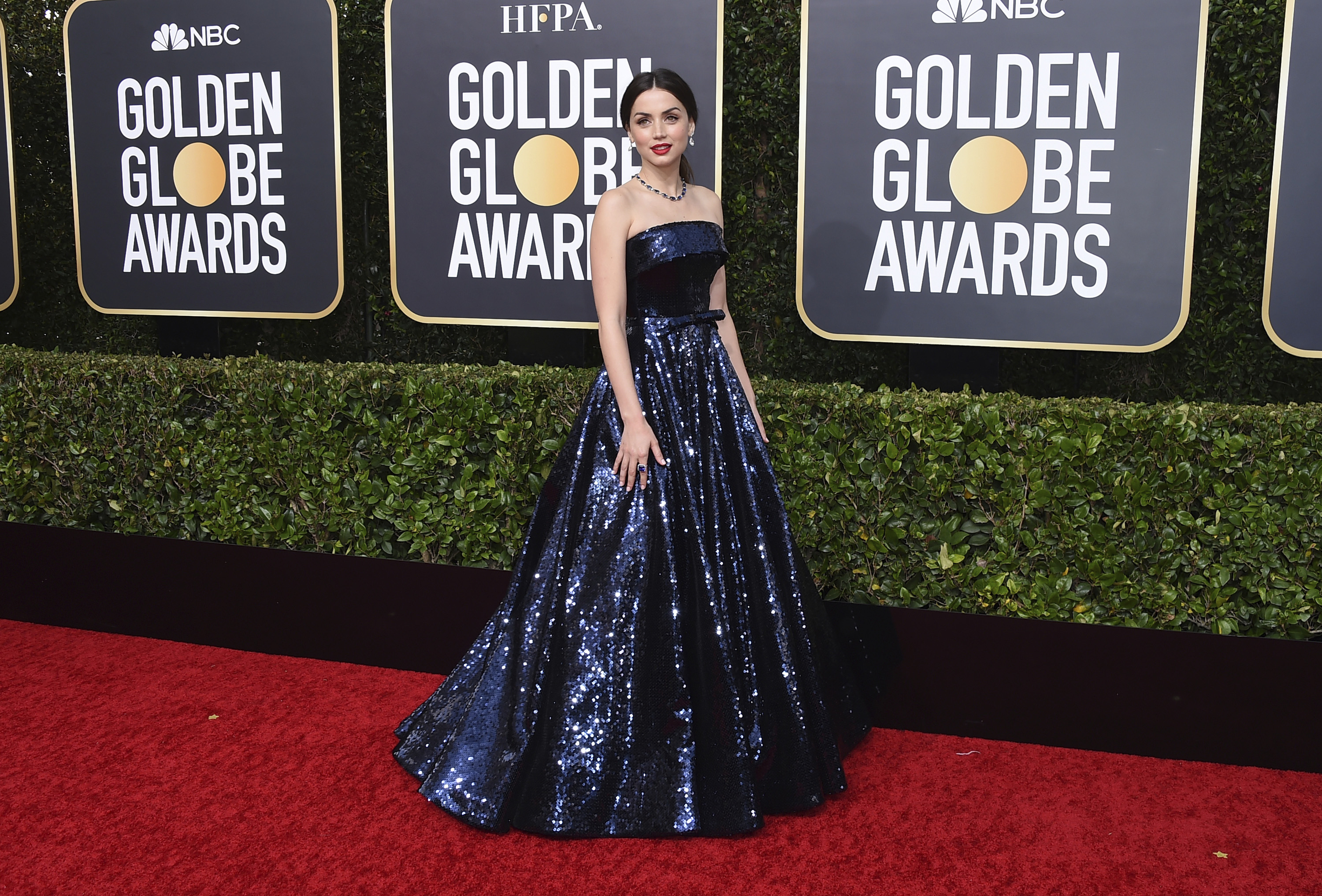 La actriz -cubana-española Ana de Armas, a su primera ceremonia de los Golden Globes, llegó con un "ballgown" azul noche Ralph & Russo y joyas de Tiffany & Co. (AP)