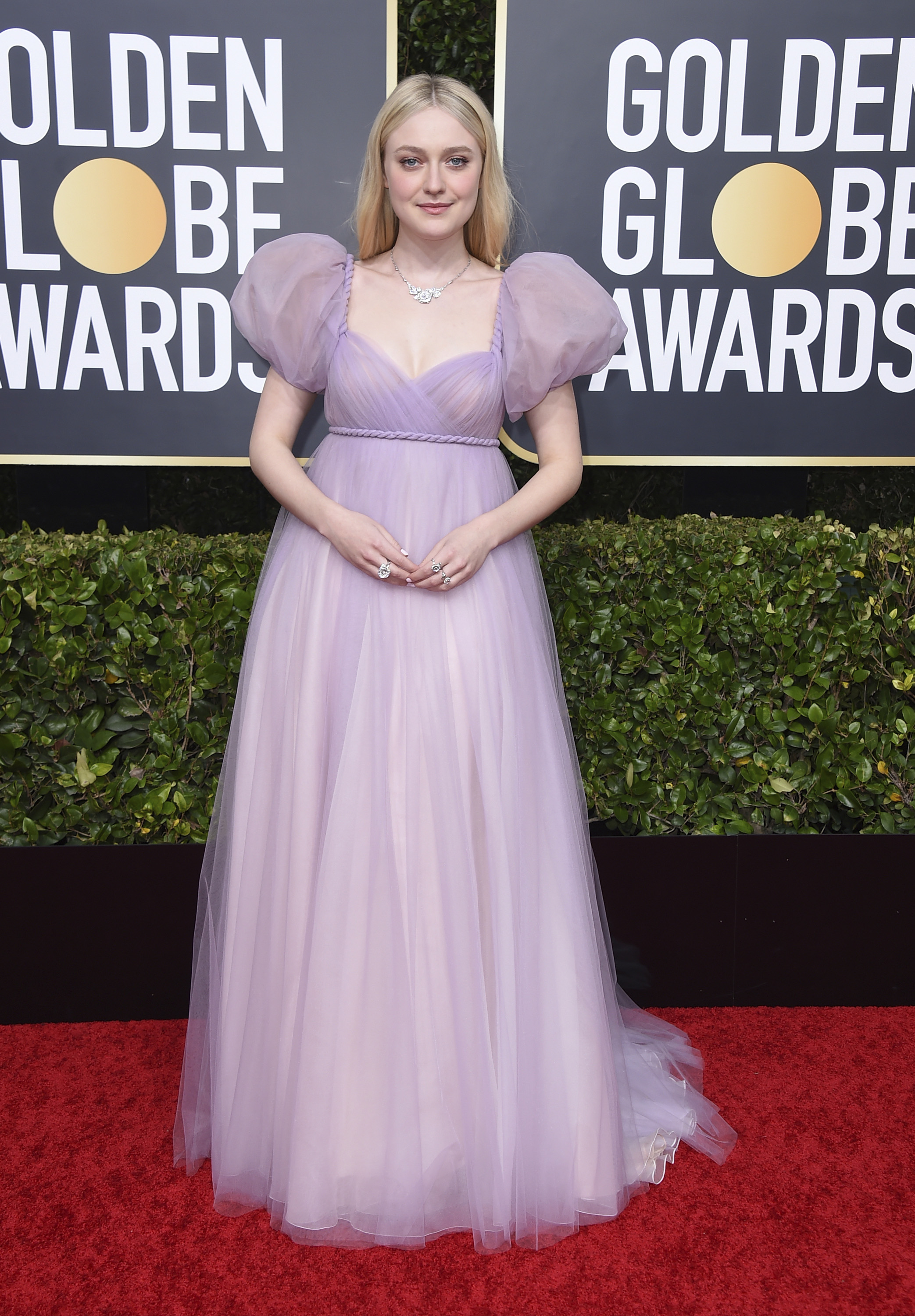 Dakota Fanning lució como una princesa de cuento de hadas con un vestido color "mauve"de Dior, corte imperio y mangas aglobadas en tul. (AP)