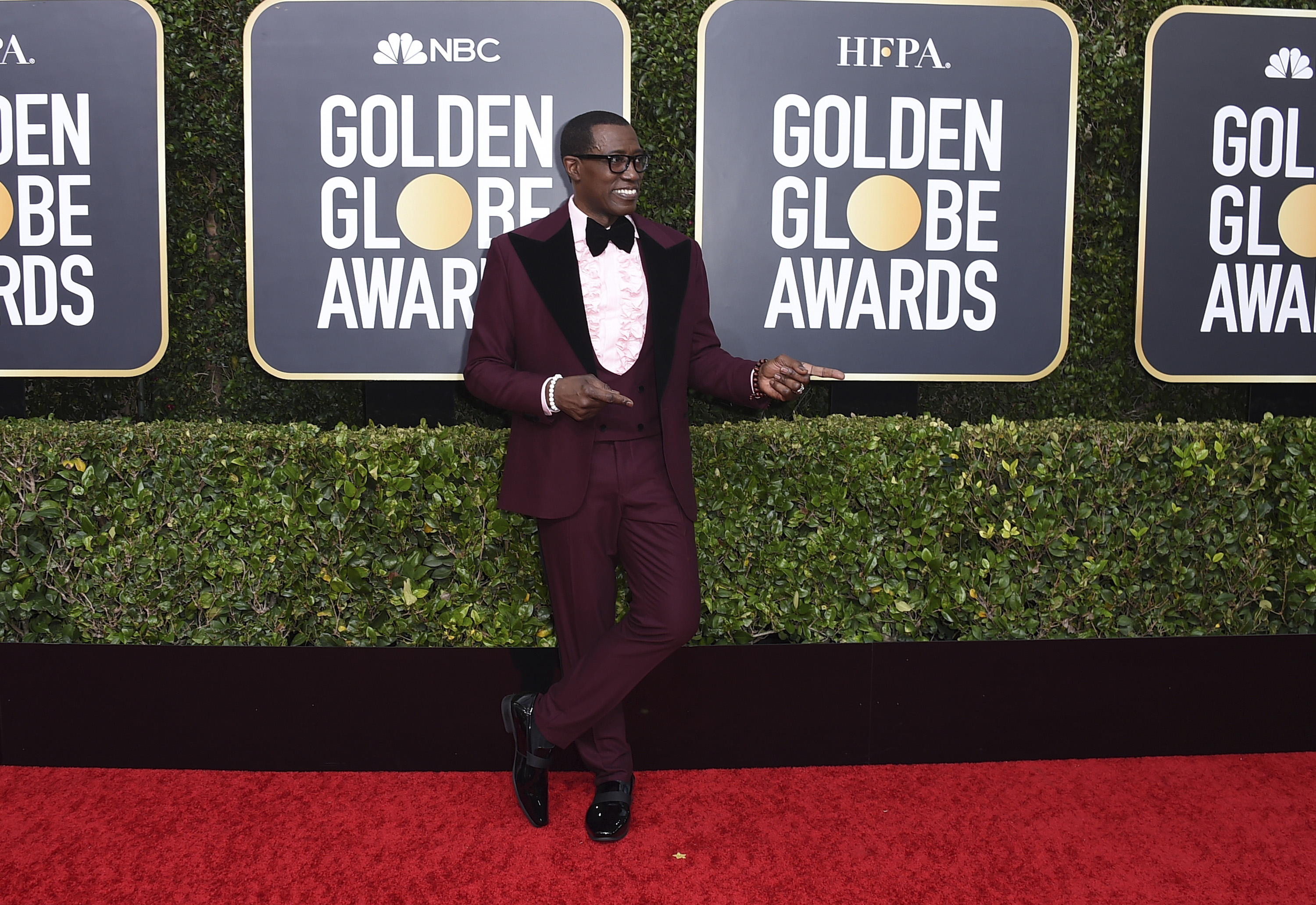 Wesley Snipes con camisa de volantes y traje de tres piezas con lazo. (AP)