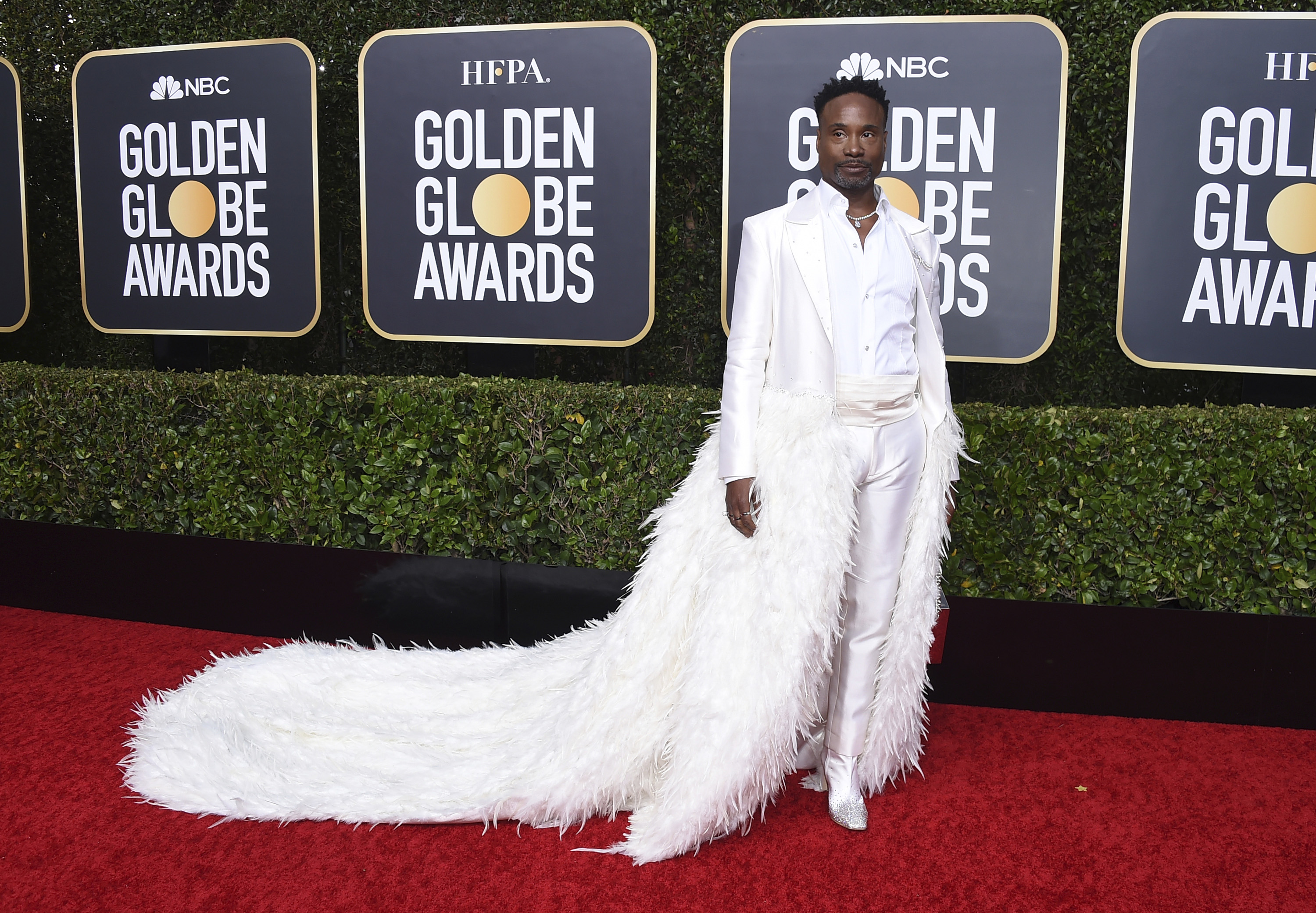 Billy Porter se decantó por una creación con cola y plumas de Alex Vinash. (AP)