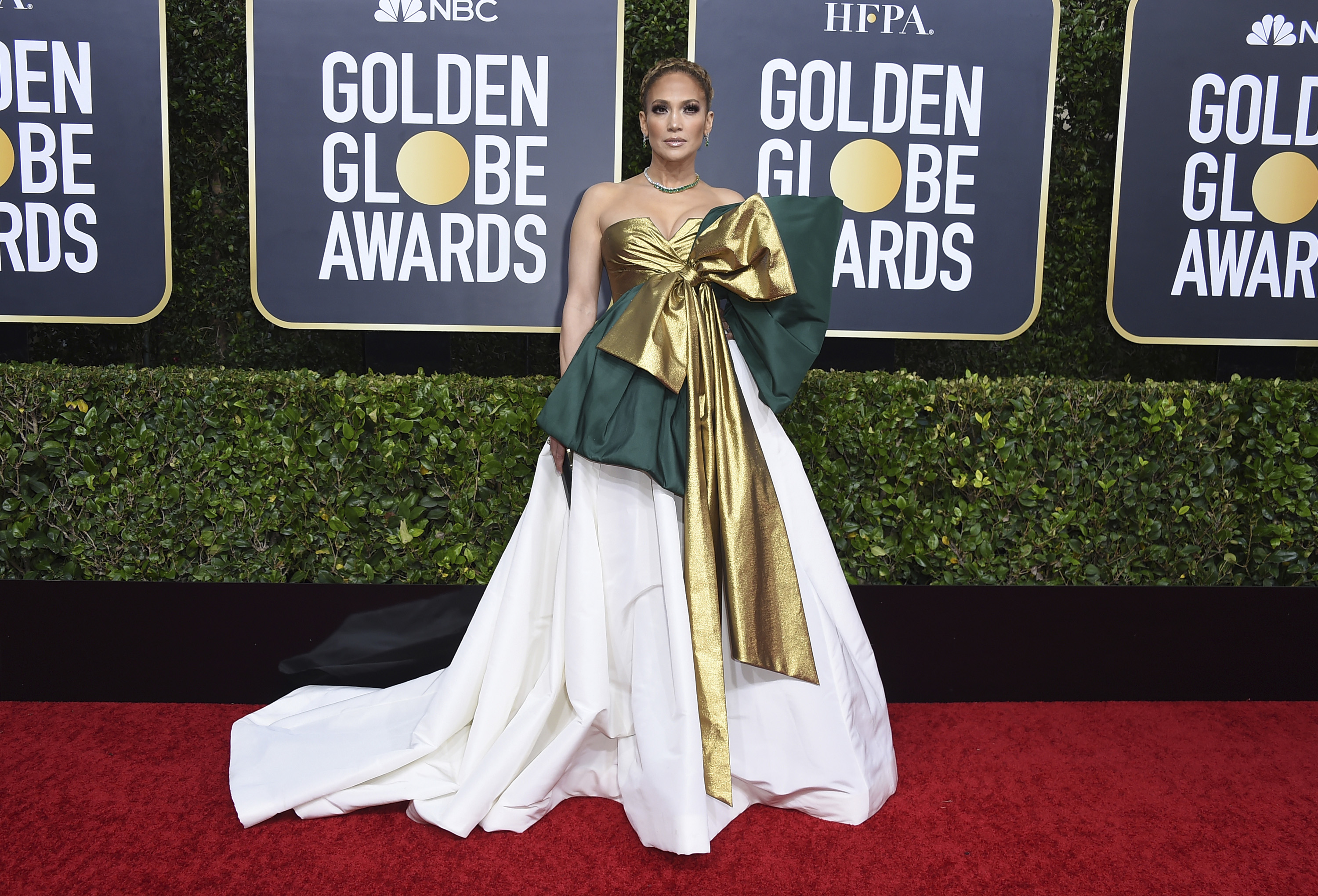 Jennifer López -nominada por "Hustlers"- lució un vestido de Valentino que fue blanco de reacciones mixtas y hasta burlas.La diva complementó el dramático modelo con más de 145 carats entre esmeraldas y brillantes de Harry Winston. (AP)