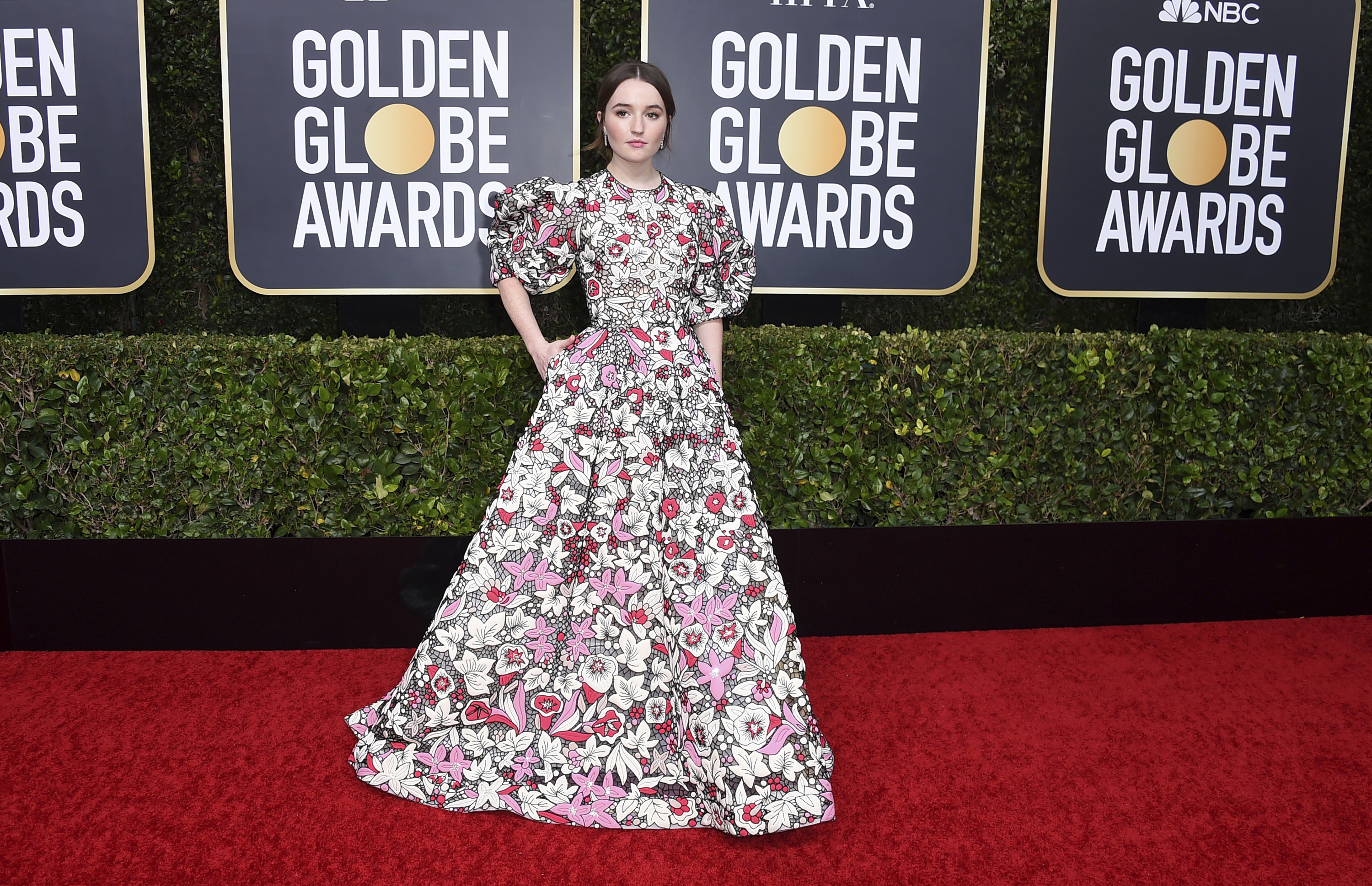 Kaitlyn Dever, en su primera asistencia a los Golden Globes, lució una coleta de caballo despeinada y maquillaje ultra natural con un "gown"de mngas de globo y estampado floral, de Valentino.. (AP)