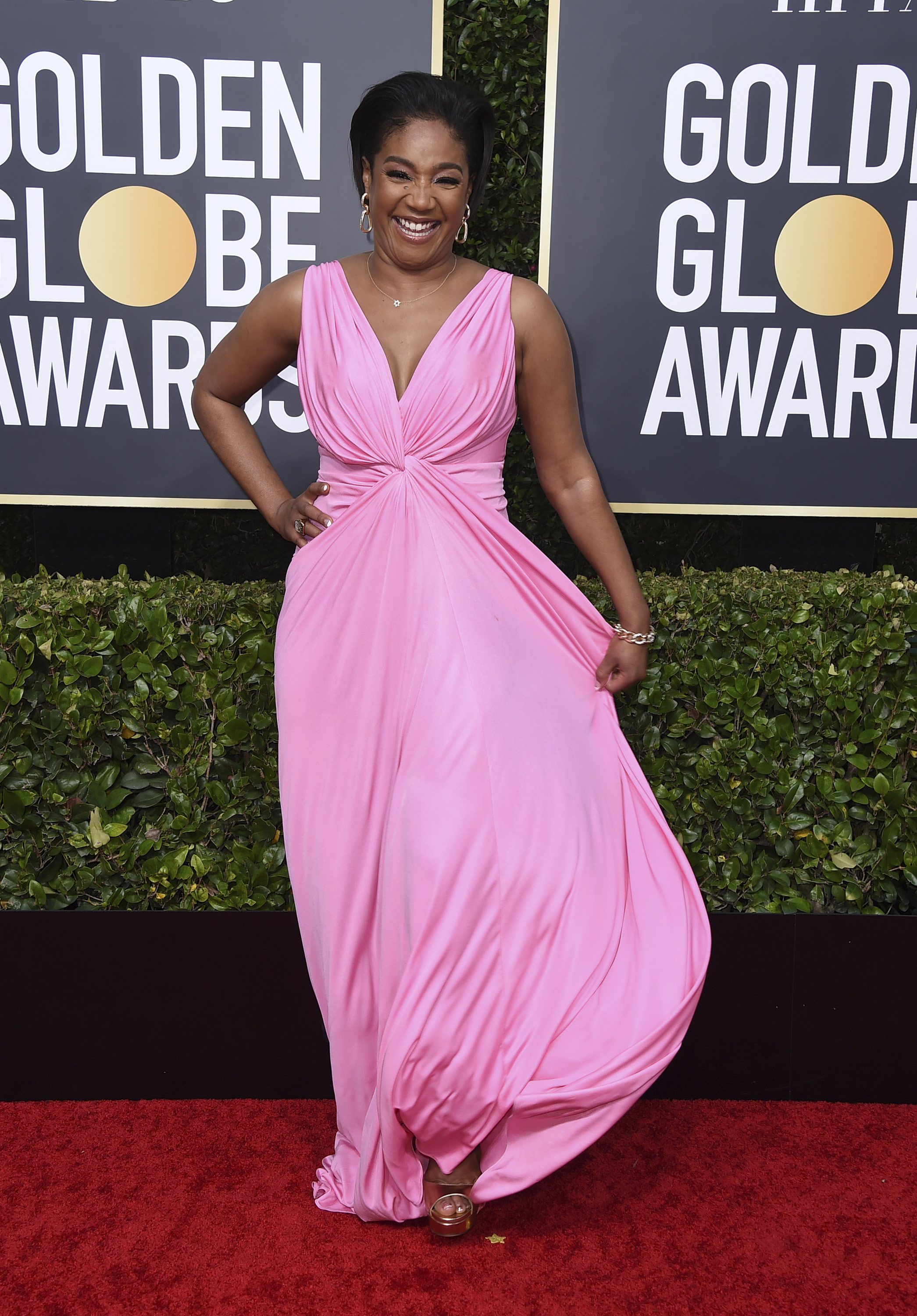 Tiffany Haddish en Galia Lahav con zapatos Jimmy Choo. (AP)