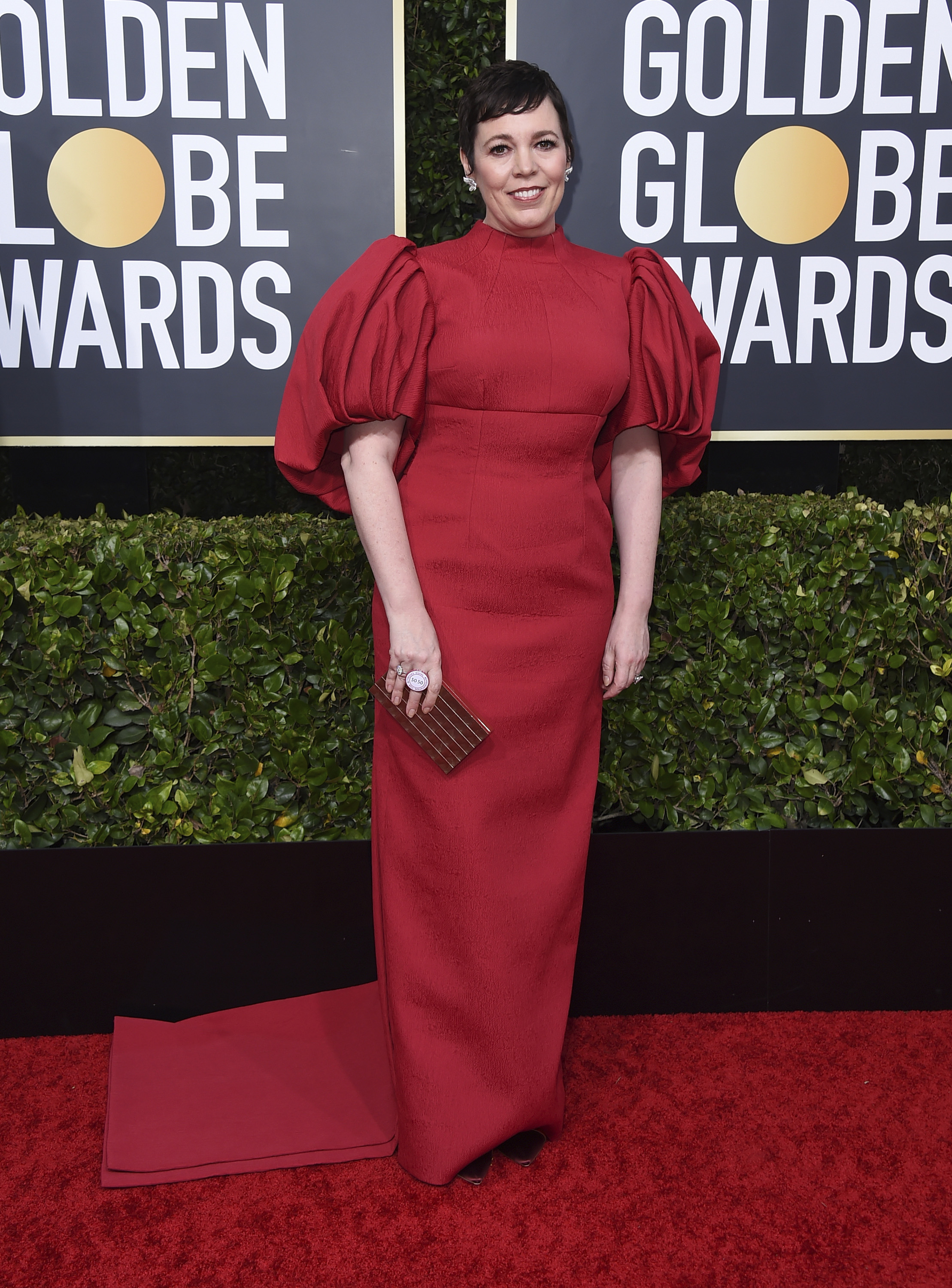 Una de las ganadoras de la noche por "The Crown", Olivia Coleman, que fue vestida por Emilia Wickstead con joyería Chopard. (AP)