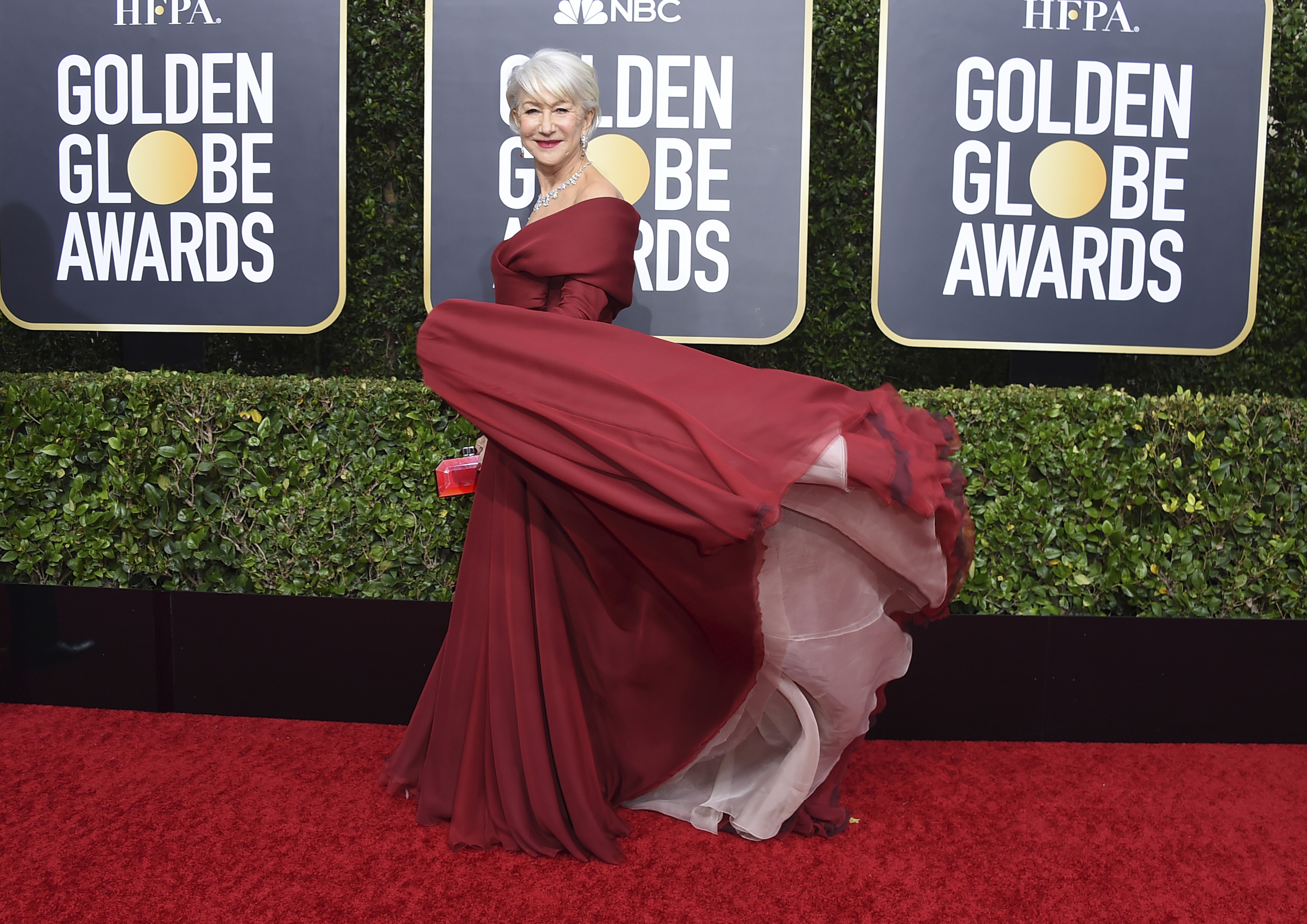 Helen Mirren con un vaporoso vestido bajo de hombros de Dior Haute Couture. (AP)
