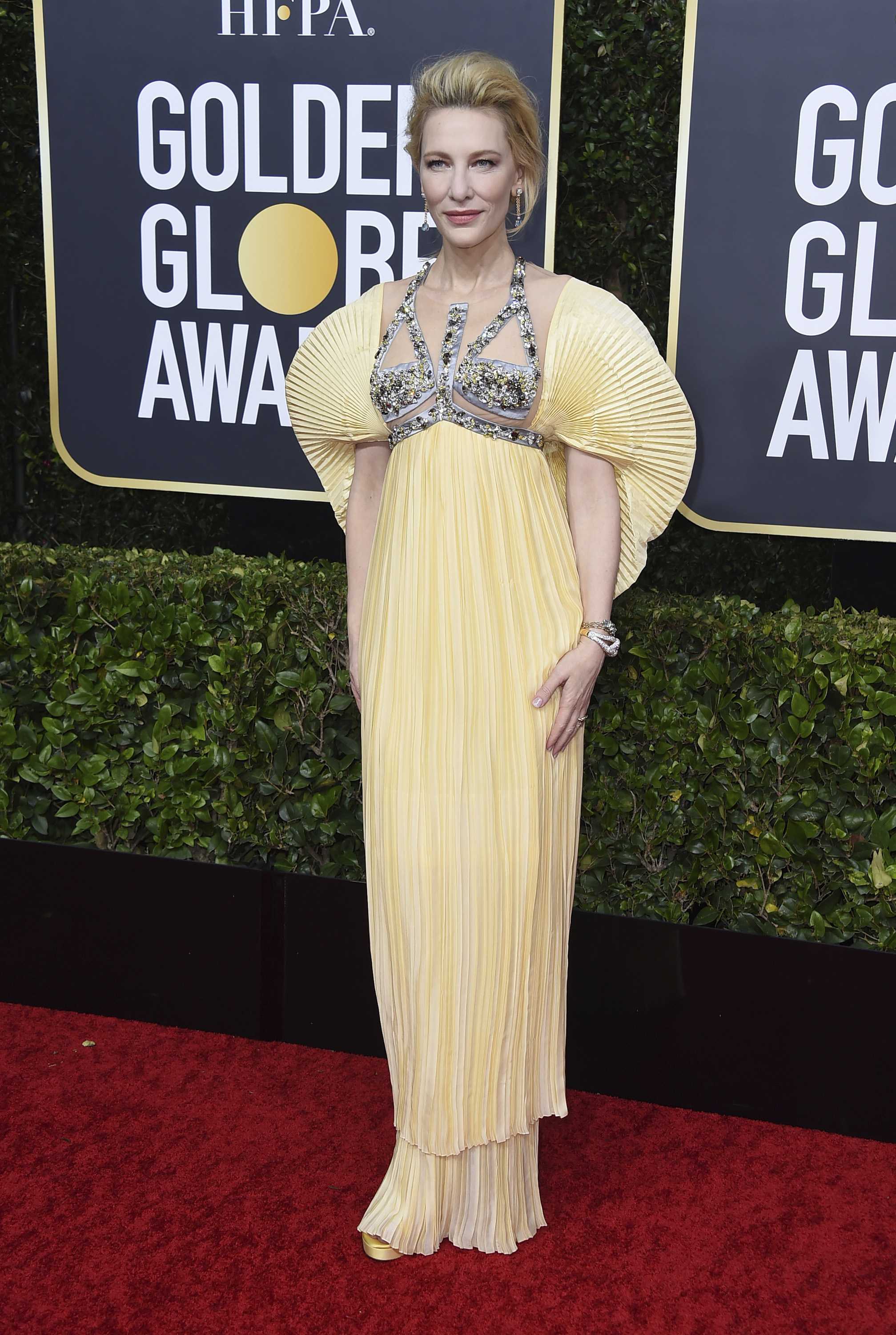 Cate Blanchett apostó por un modelo "couture" plisado color "limoncello"en organza de seda de Mary Katrantzou, de la colección primavera verano 2020 llamada Templo de Poseidón. (AP)