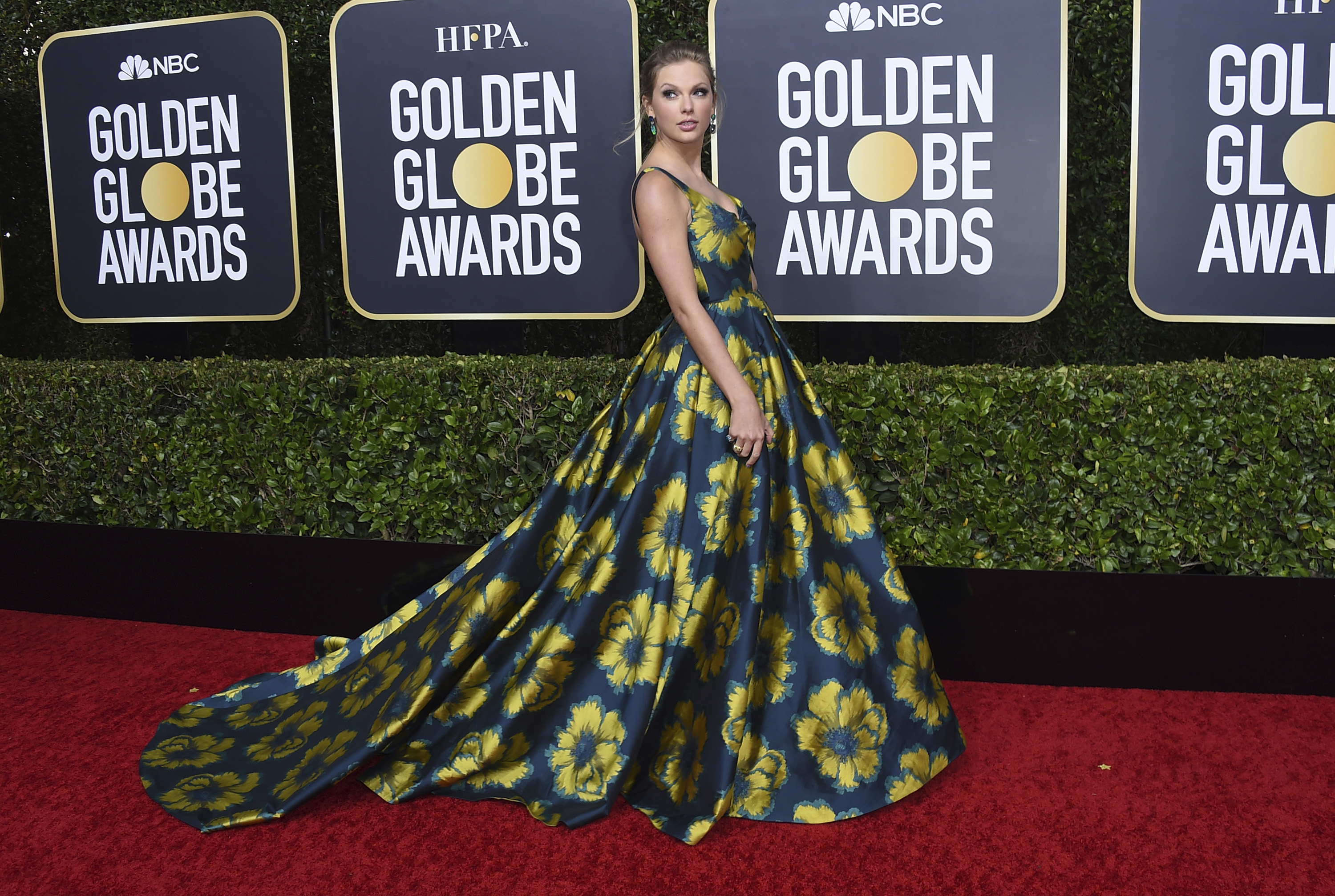 Taylor Swift seleccionó un "ballgown" hecho a medida de Etro Couture, con zapatos Christian Louboutin y joyas de Lorraine Schwartz. (AP)