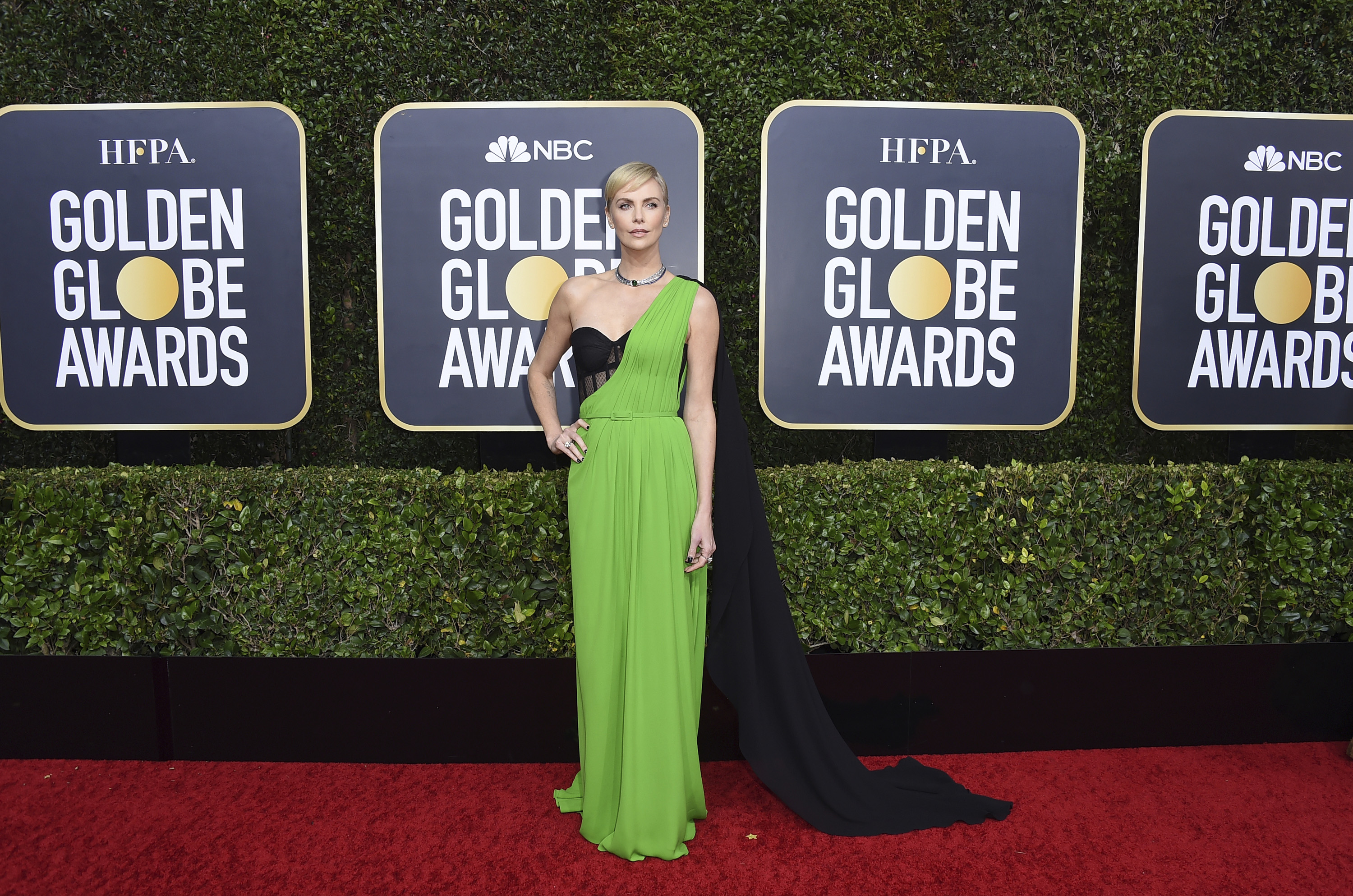 Charlize Theron en Dior Haute Couture y joyas Tiffany & Co..(AP)