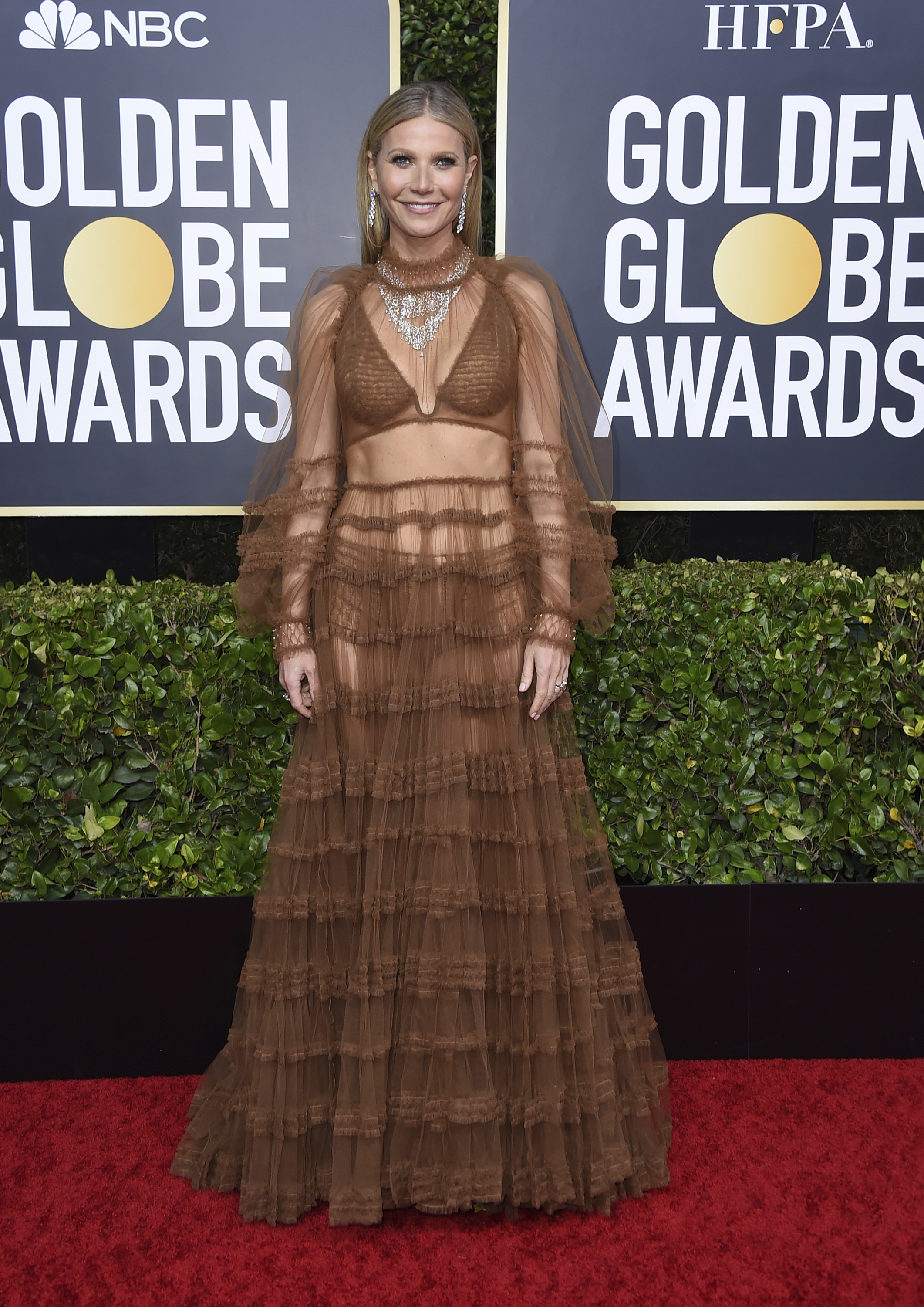 Gwyneth Paltrow, en un atuendo "hippie chic", con volantes y transparencias, de Fendi. También, lució un maquillaje neutro con un gran collar y pendientes largos de diamantes. (AP)