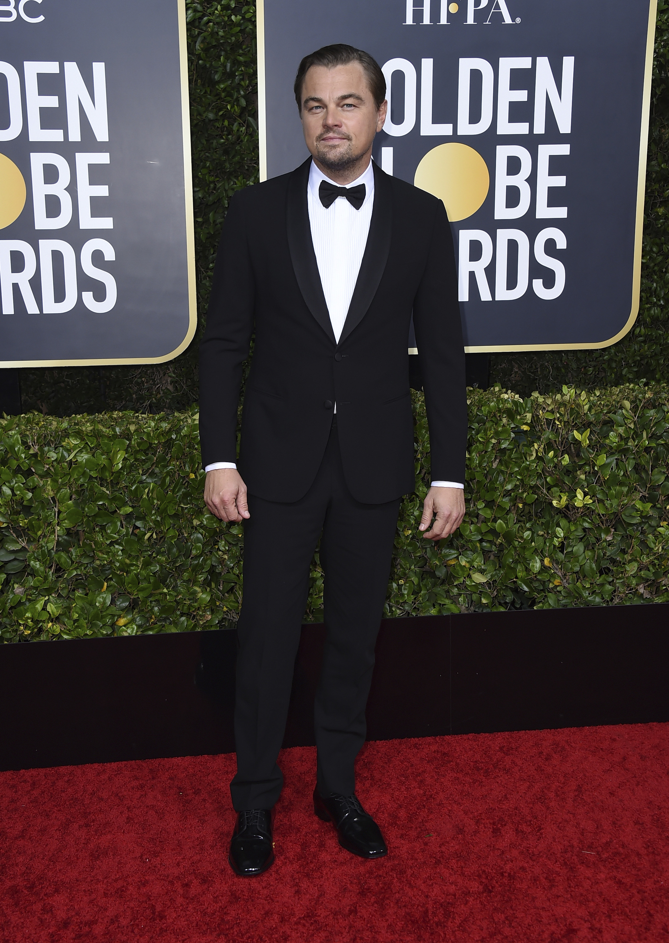 Leonardo Di Caprio o "LDC", como le llamó Brad Pitt en su discurso de aceptación de su Golden Globe, asistió a la ceremonia con un tuxedo clásico y lazo de Giorgio Armani. Sus zapatos de Jimmy Choo y joyería David Yurman. (AP)