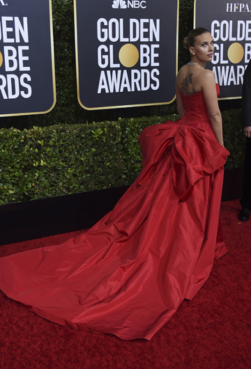 Scarlett Johanson, la protagonista de la aclamada cinta "Marriage Story" se hizo presente con un llamativo vestido rojo de cola larguísima y escote corazón, de Vera Wang.Lució un peinado repelado, pantallas, gargantilla y pulseras de brillantes de Bulgari. (AP)